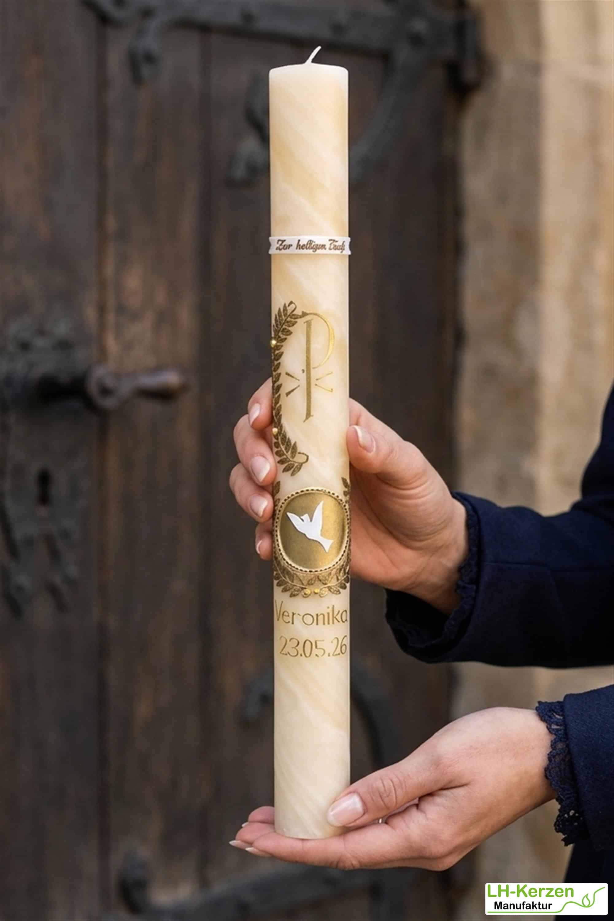Bienenwachs-Taufkerze PAX mit Taube & Olivenzweig – schlank, handverziert, personalisiert