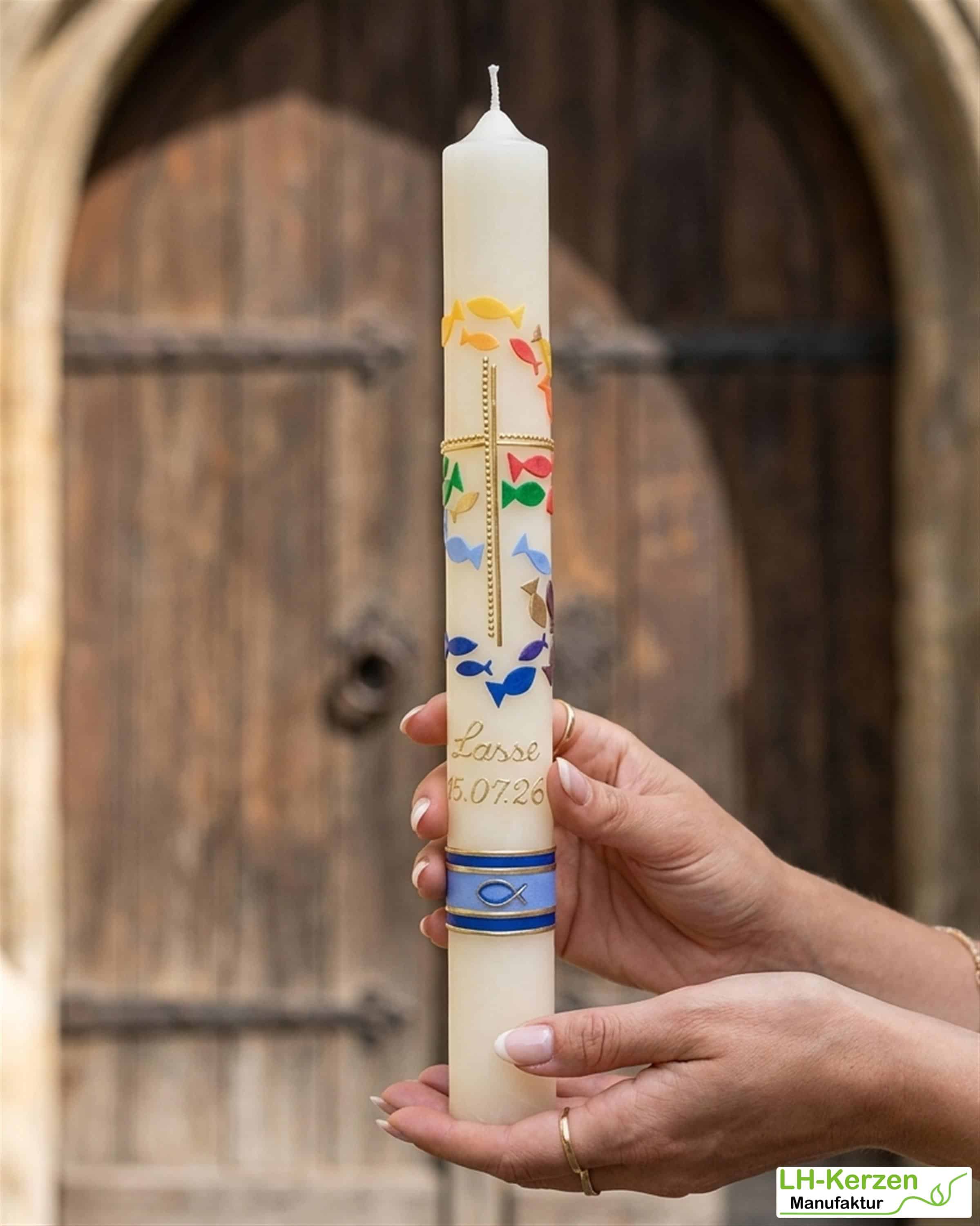 Bienenwachs-Taufkerze mit Kreuz & Fischen – schlank, handverziert, personalisiert