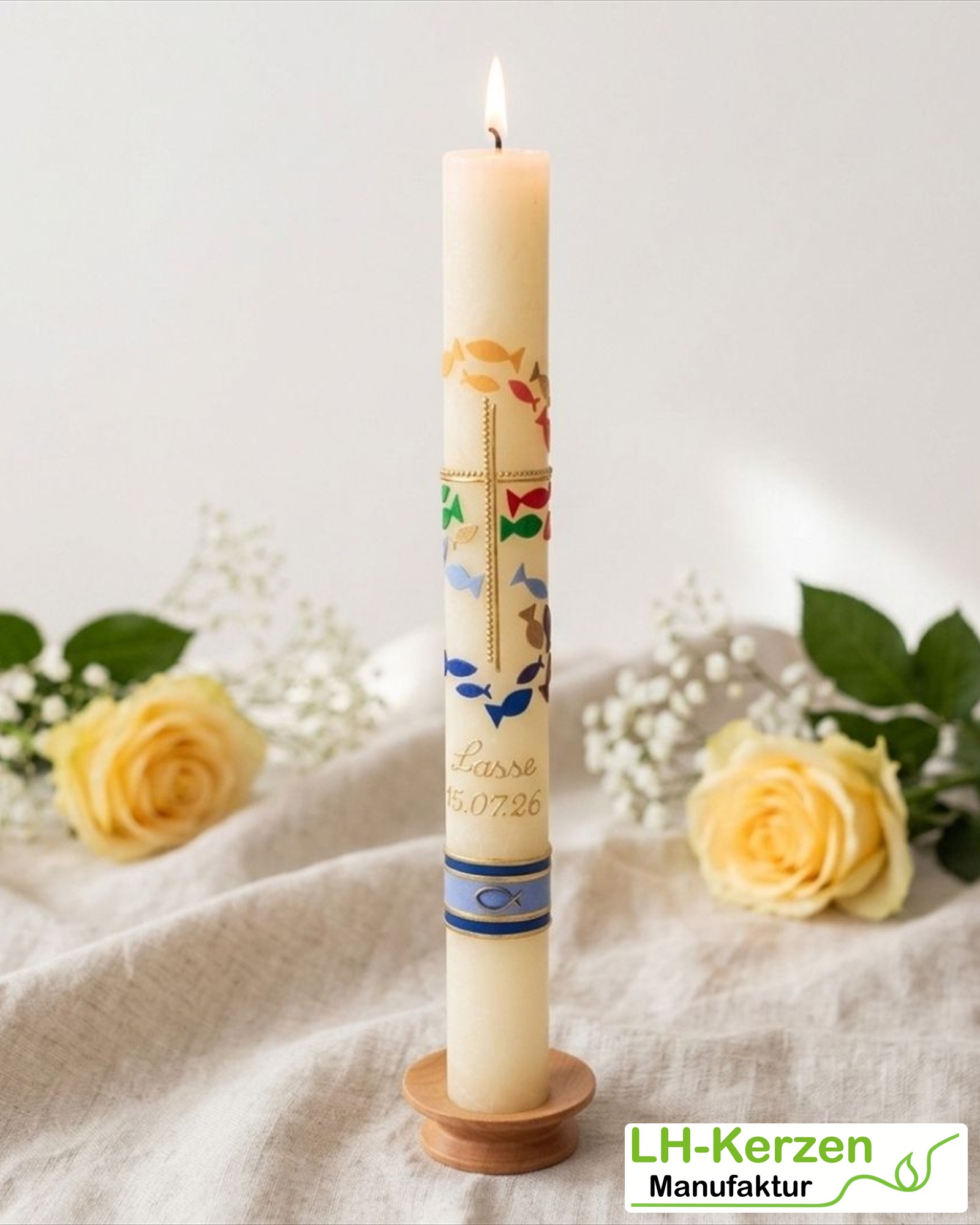 Bienenwachs-Taufkerze mit Kreuz & Fischen – schlank, handverziert, personalisiert