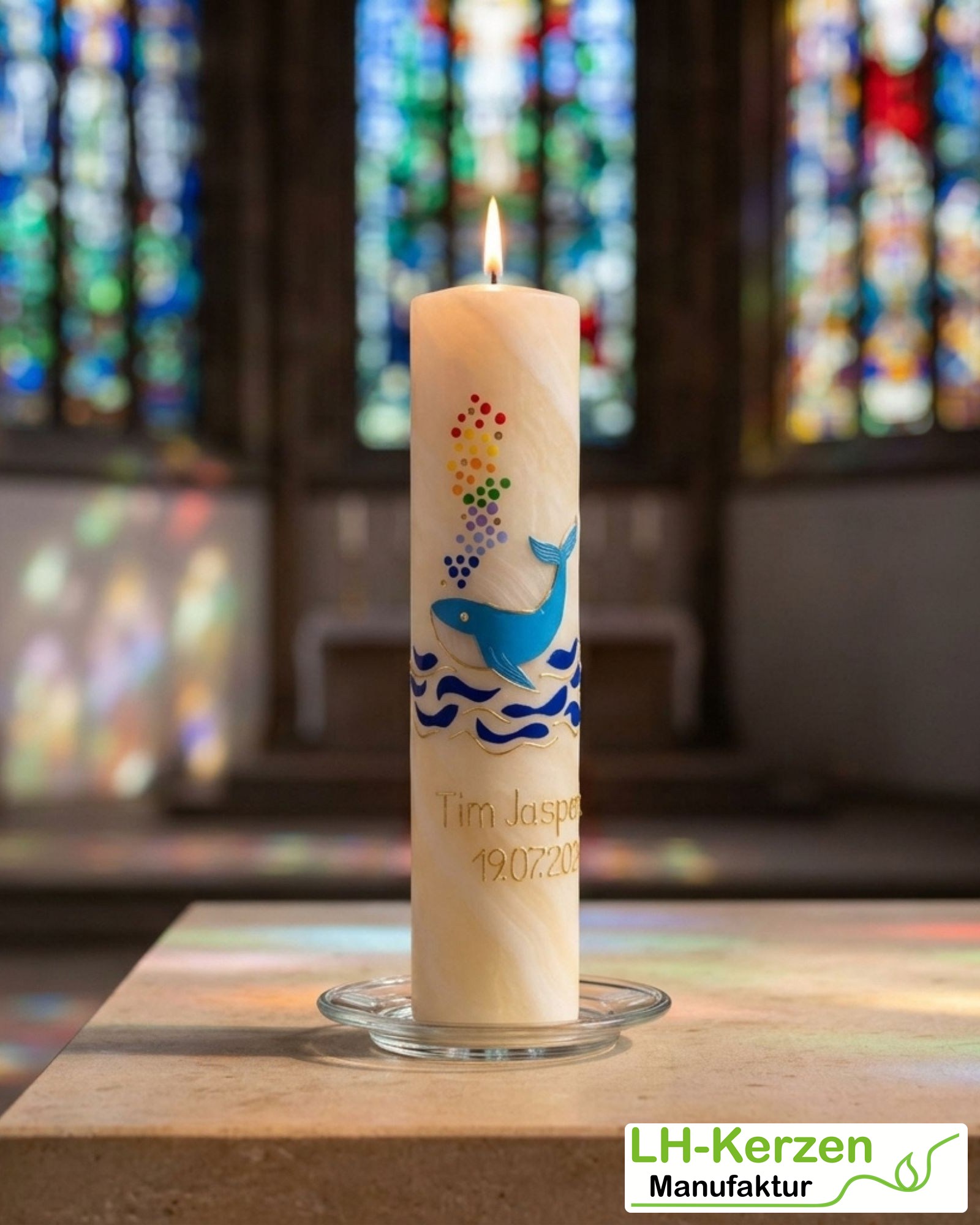Bienenwachs-Taufkerze mit Walfisch, Regenbogenblasen & Wellen – handverziert, personalisierbar