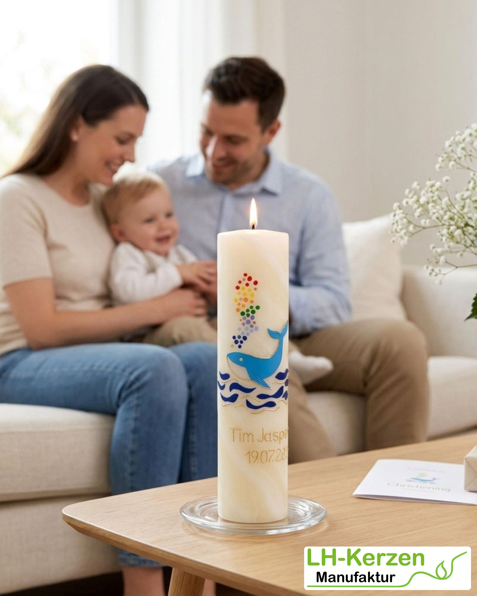 Bienenwachs-Taufkerze mit Walfisch, Regenbogenblasen & Wellen – handverziert, personalisierbar