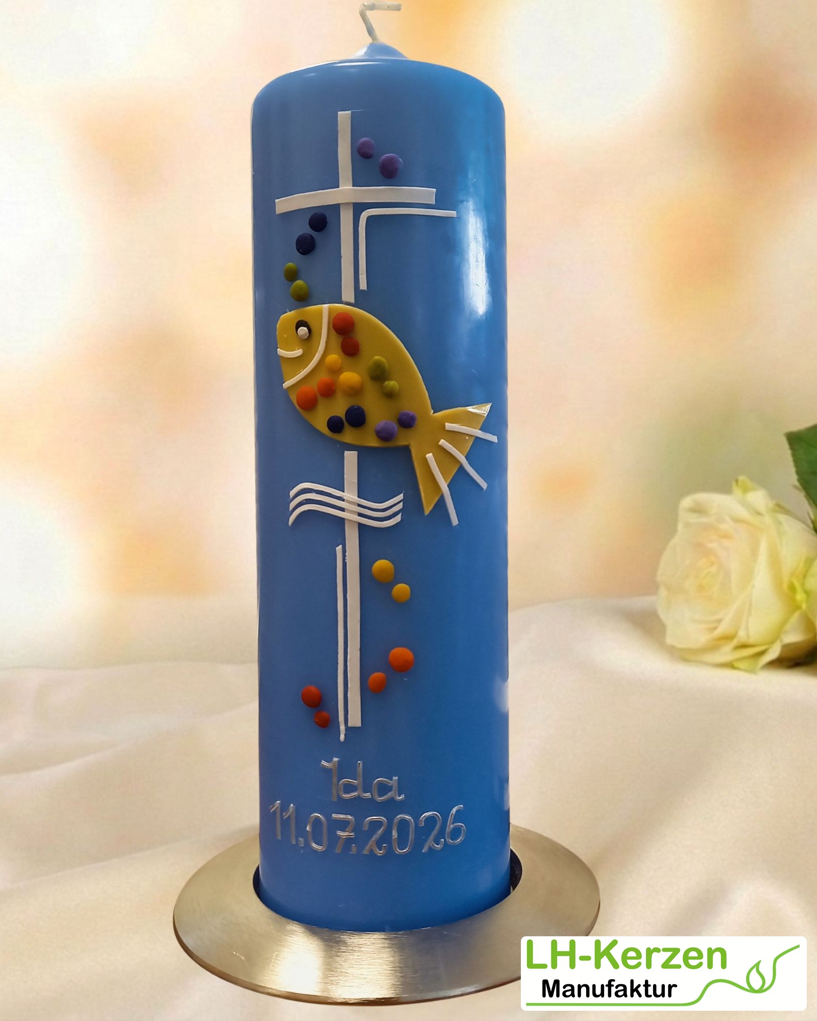 Blaue Taufkerze Regenbogenfisch mit Kreuz & Wellen – handverziert, personalisierbar