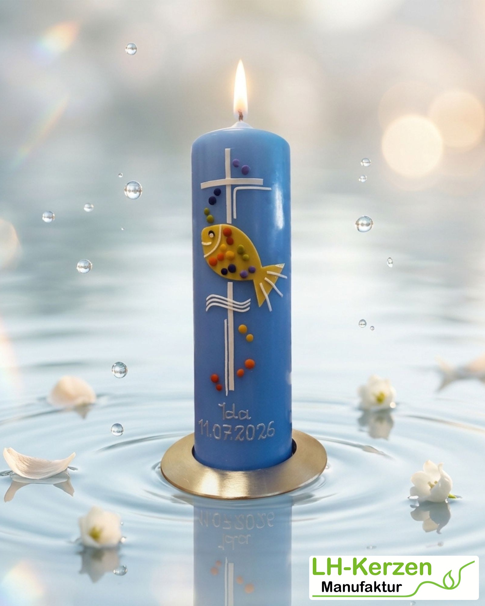 Blaue Taufkerze Regenbogenfisch mit Kreuz & Wellen – handverziert, personalisierbar