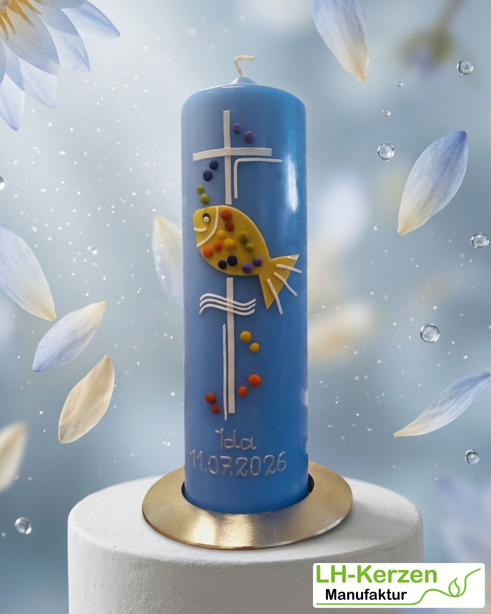 Blaue Taufkerze Regenbogenfisch mit Kreuz & Wellen – handverziert, personalisierbar