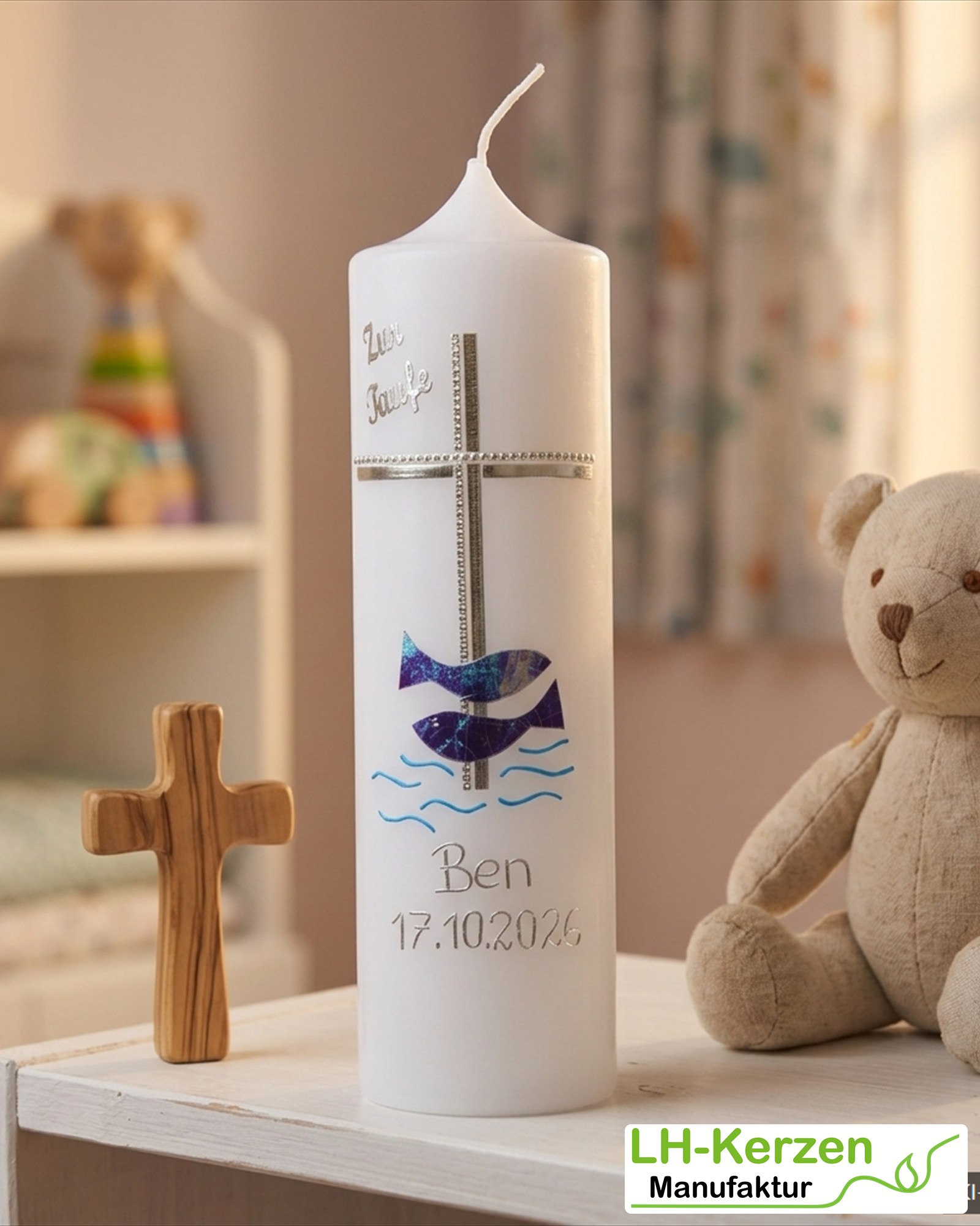 Taufkerze mit Kreuz, Fischen & Wellen in Blau-Silber – handverziert