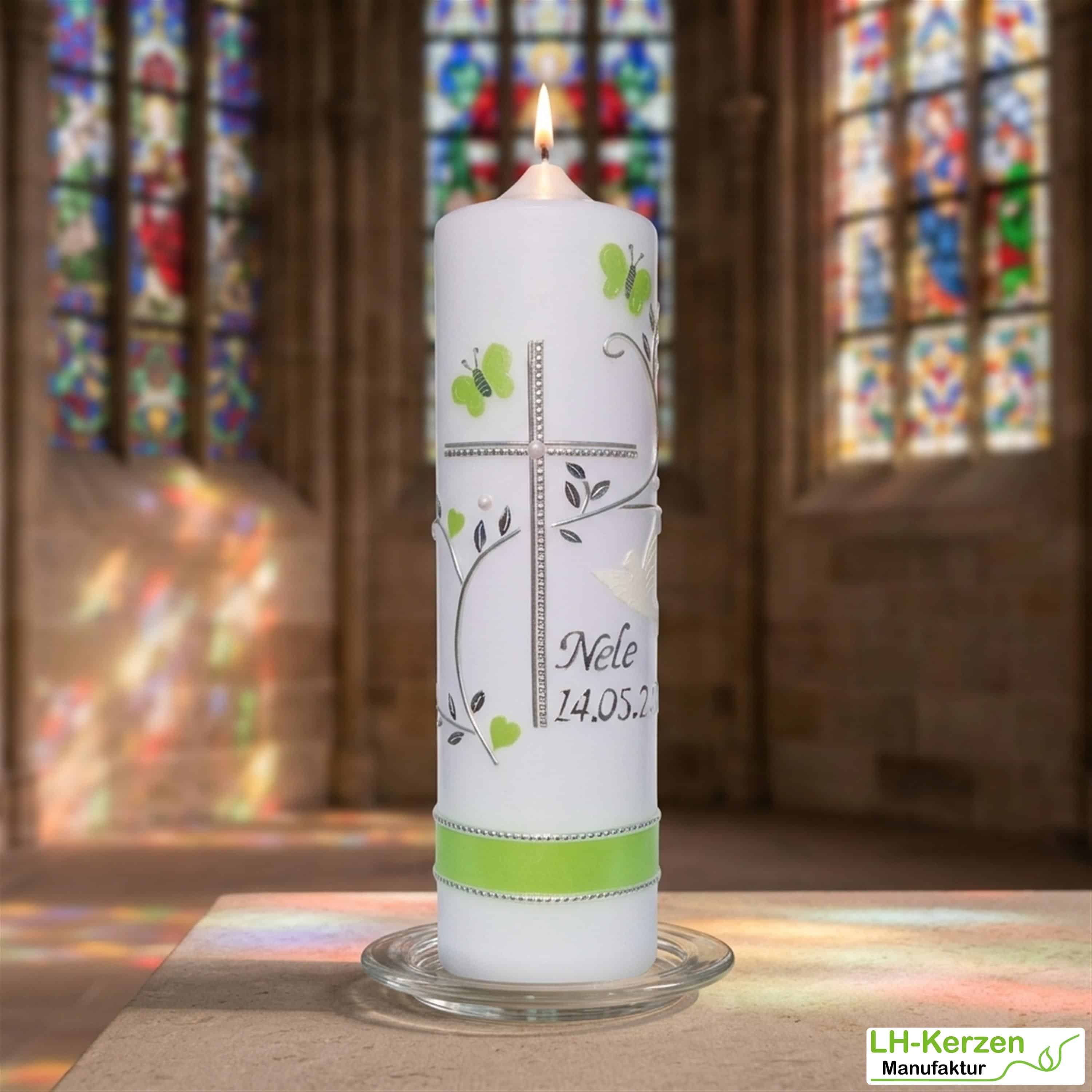 Taufkerze grün mit Kreuz, Schmetterling & Taube – handverziert und personalisiert