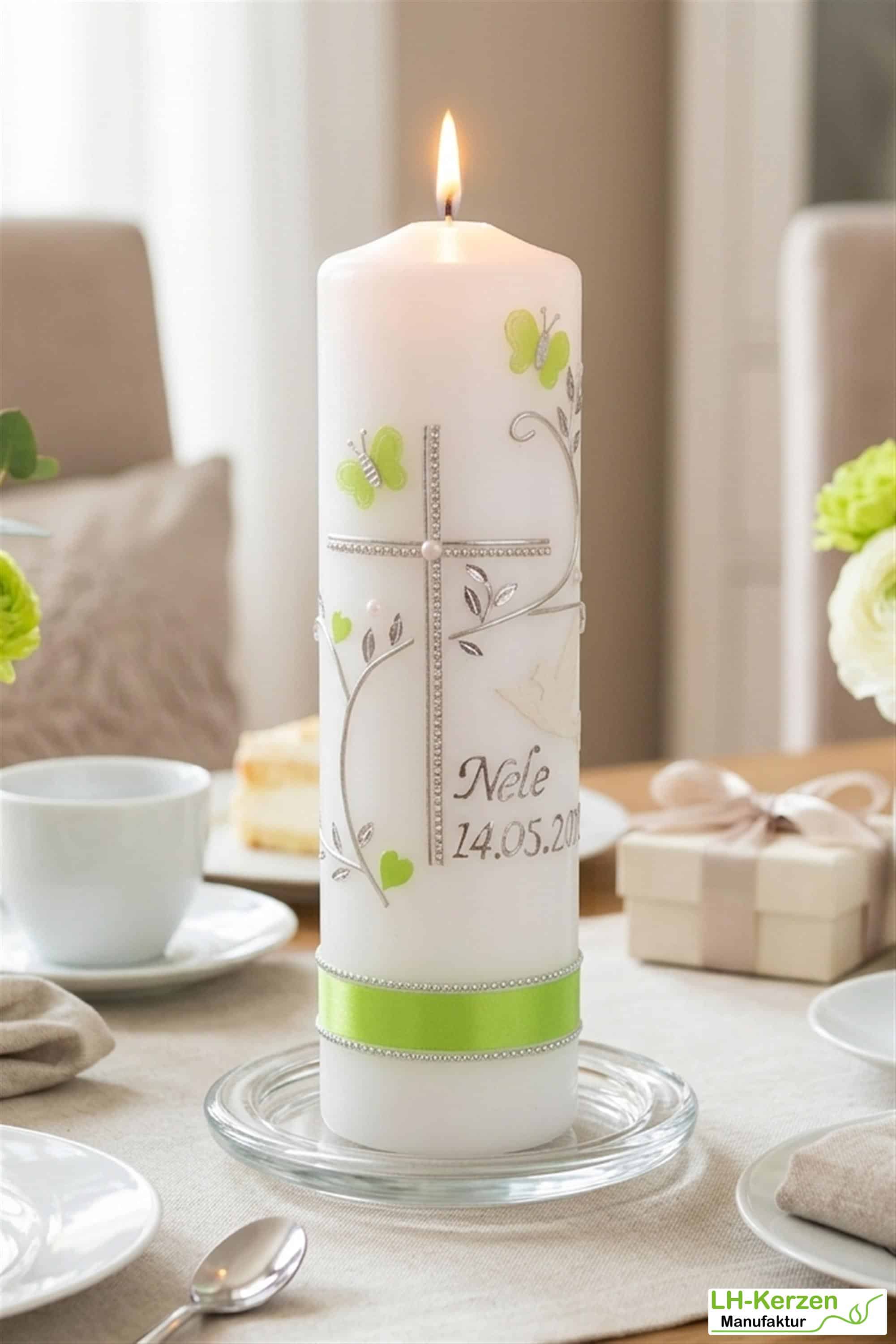 Taufkerze grün mit Kreuz, Schmetterling & Taube – handverziert und personalisiert