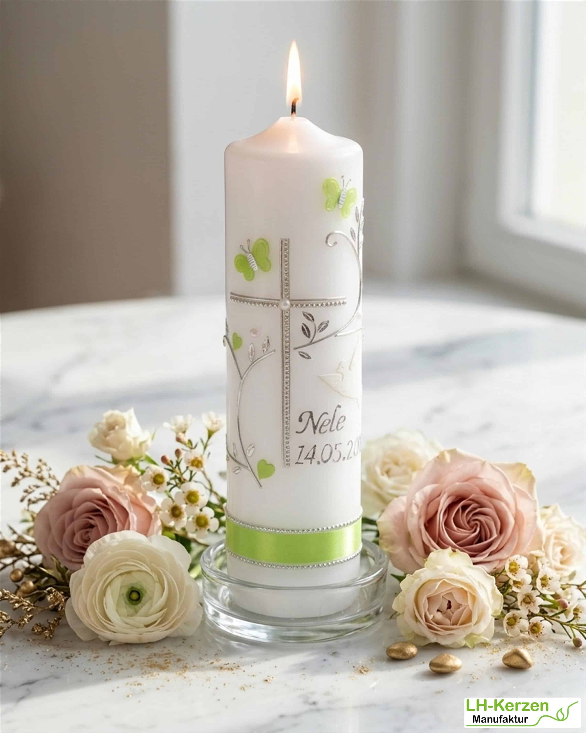 Taufkerze grün mit Kreuz, Schmetterling & Taube – handverziert und personalisiert