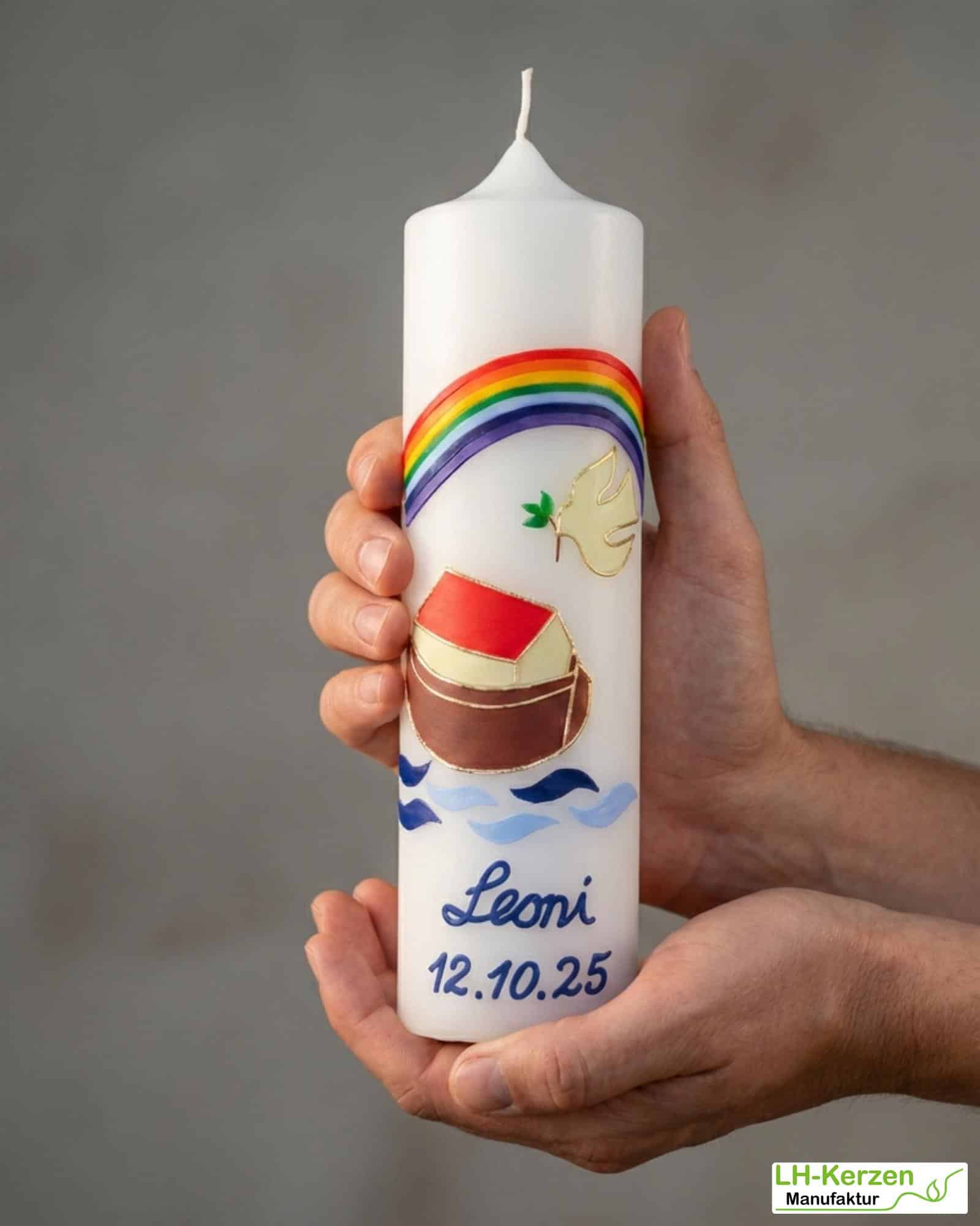 Taufkerze Arche Noah mit Regenbogen & Taube – Stumpenkerze, handverziert, personalisierbar