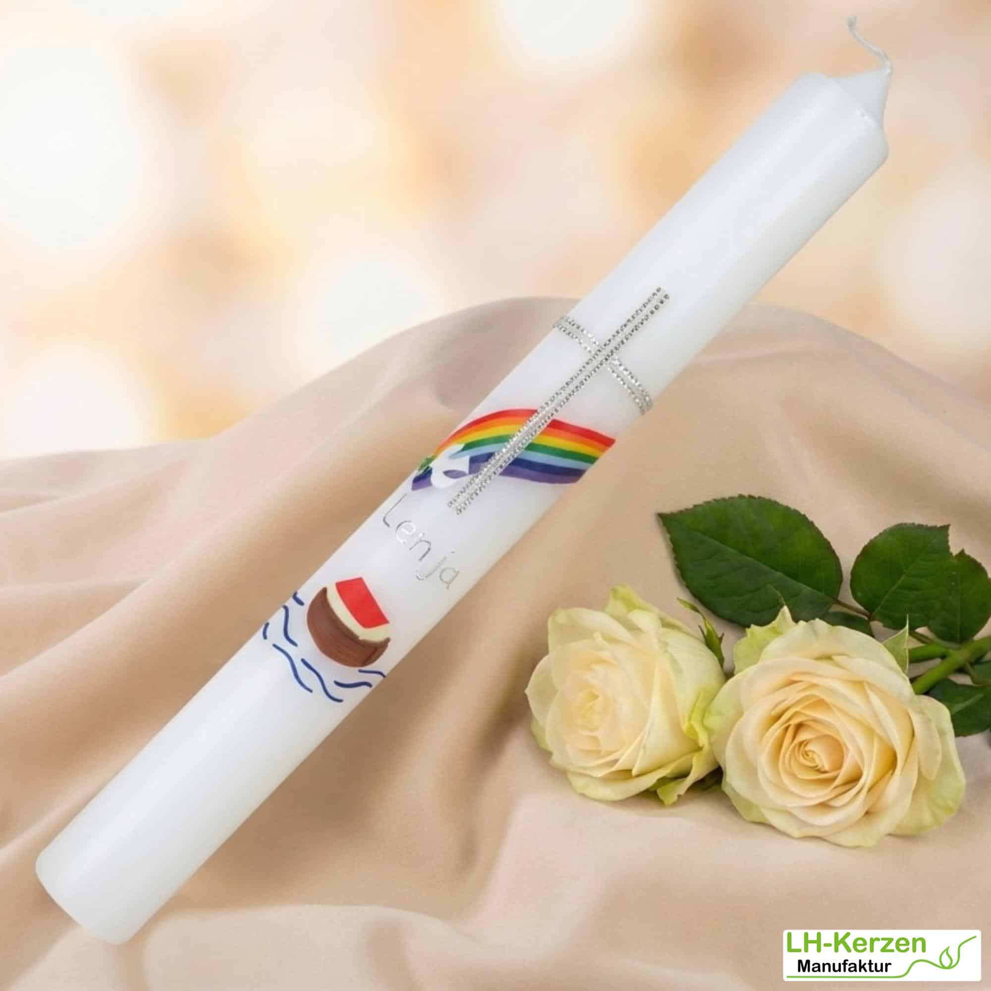 Schlanke Taufkerze Arche Noah mit Regenbogen, Kreuz und Taube, handverziert, personalisierbar