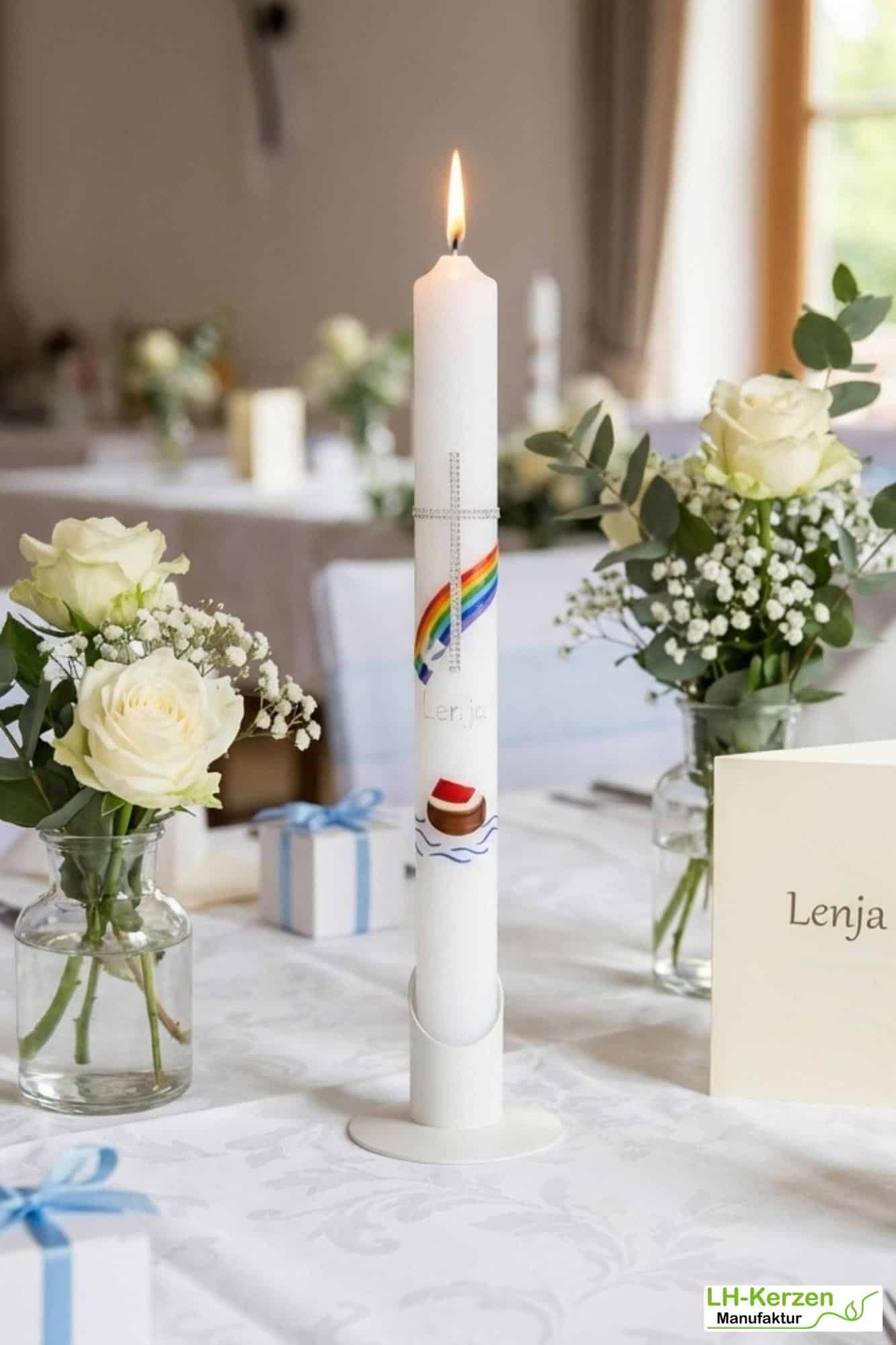 Schlanke Taufkerze Arche Noah mit Regenbogen, Kreuz und Taube, handverziert, personalisierbar