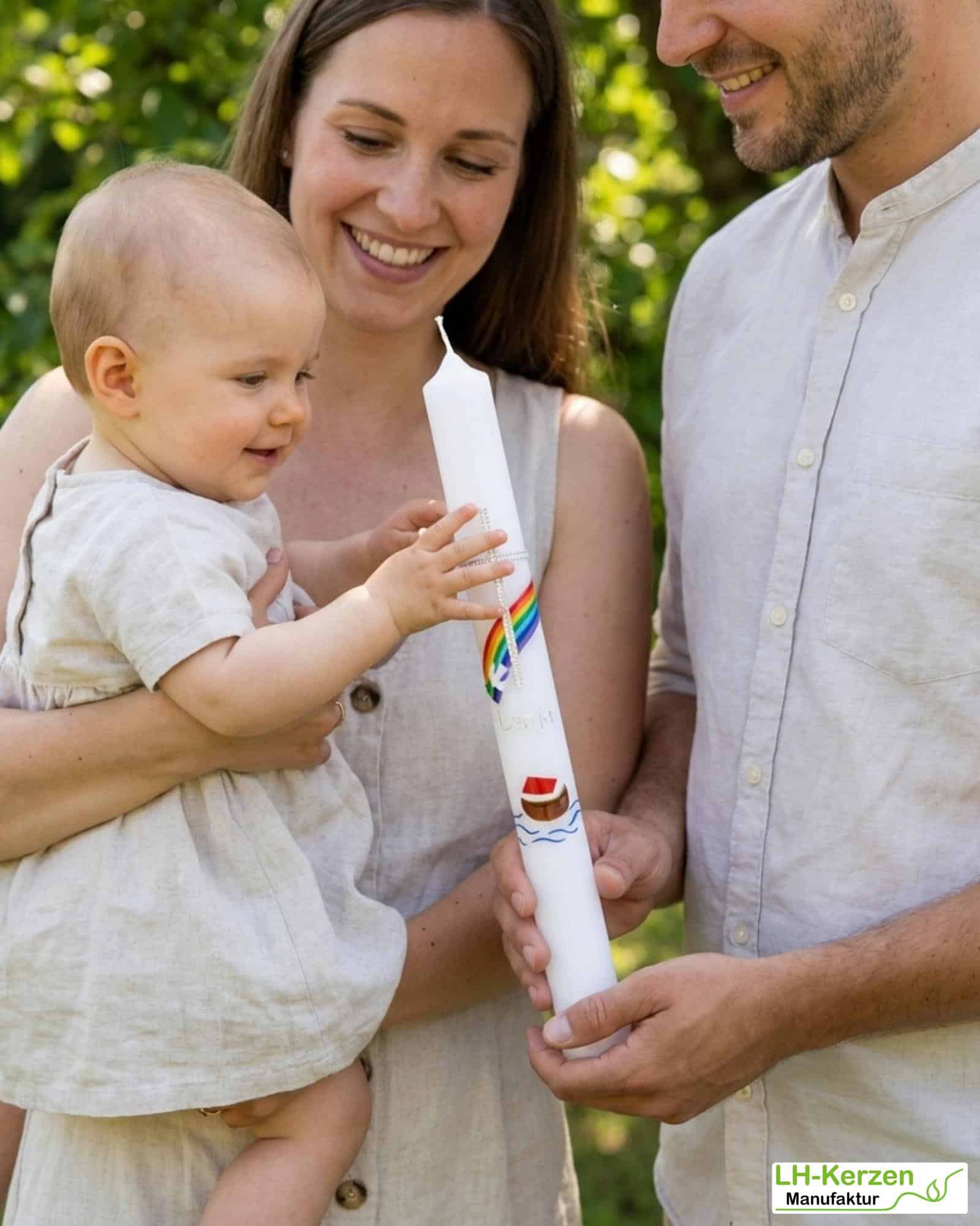 Schlanke Taufkerze Arche Noah mit Regenbogen, Kreuz und Taube, handverziert, personalisierbar
