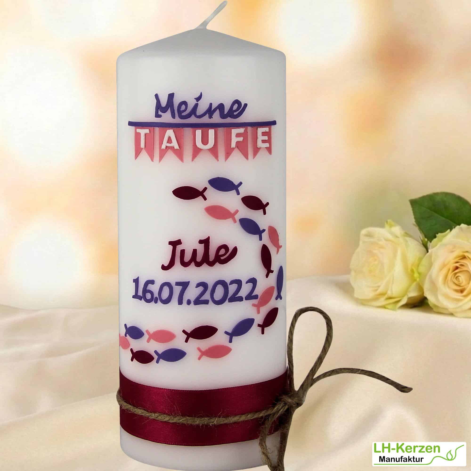 Taufkerze mit Fischen, Satinband & Echtwachsbeschriftung – handverziert, personalisierbar
