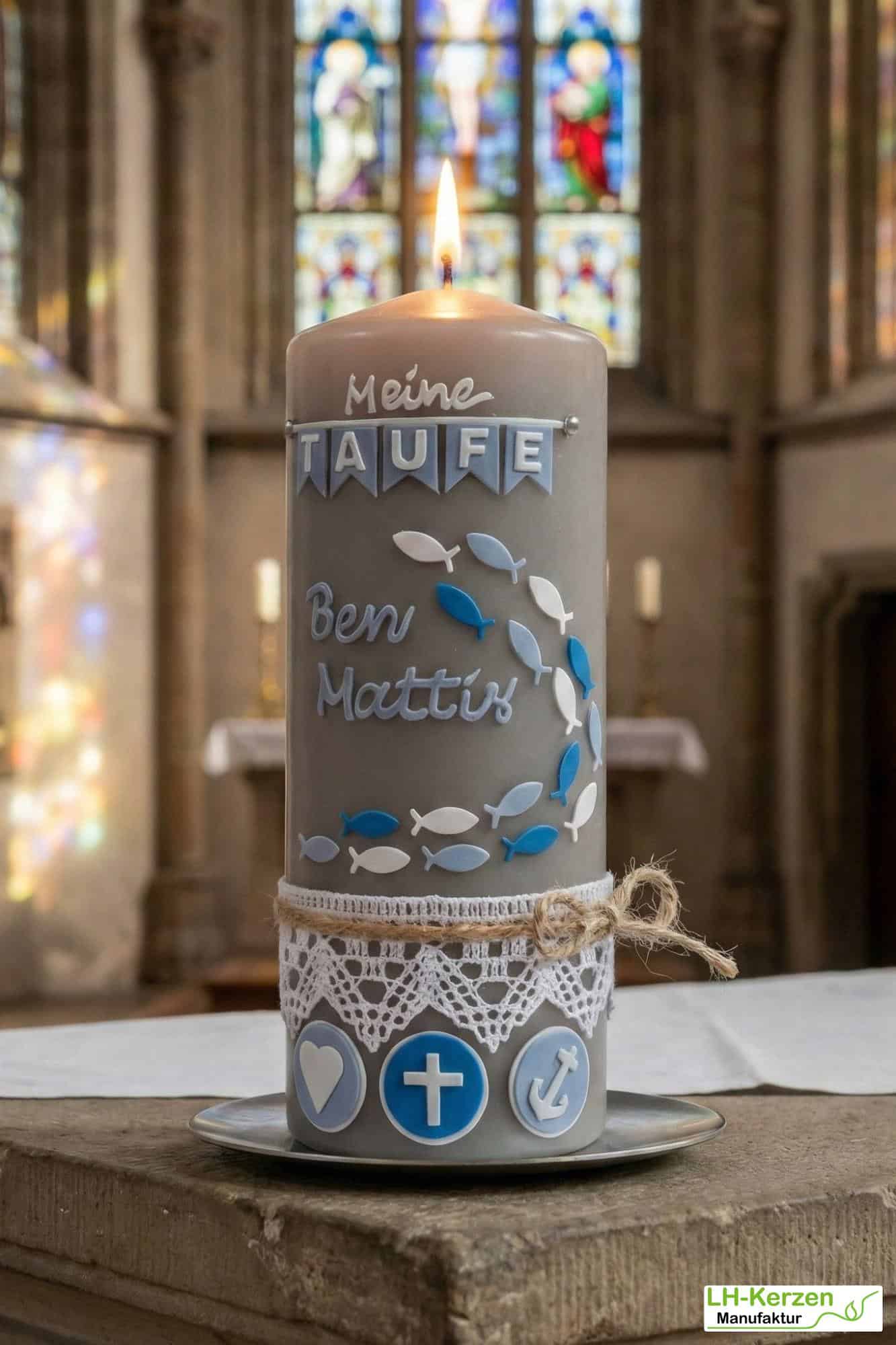 Taufkerze in taupe mit Fischen, Glaube Liebe Hoffnung und Klöppelspitze, Echtwachsbeschriftung