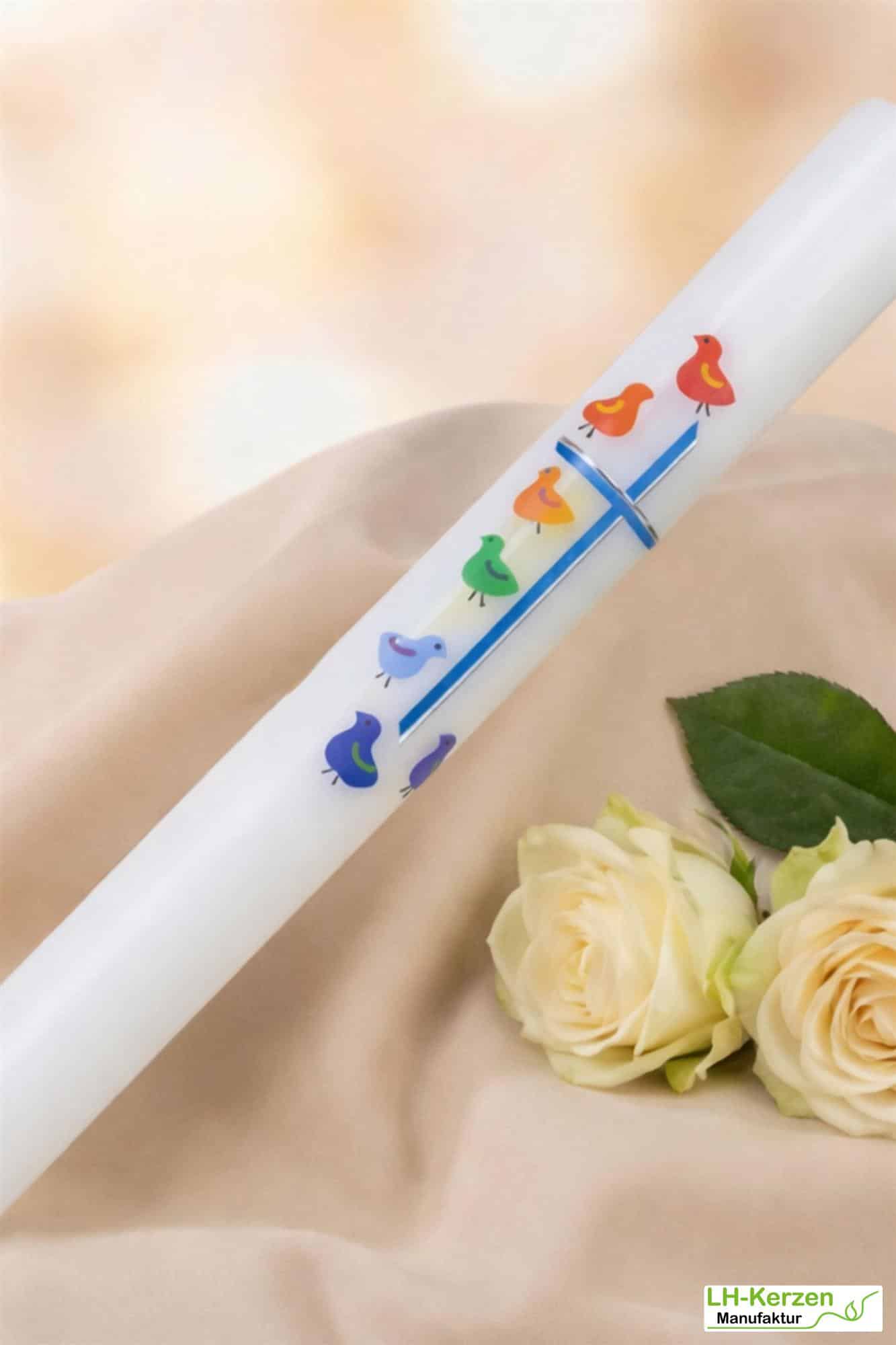 „Alle Vögel sind schon da“ – Schlanke Taufkerze mit bunten Vögelchen & Kreuz, handverziert