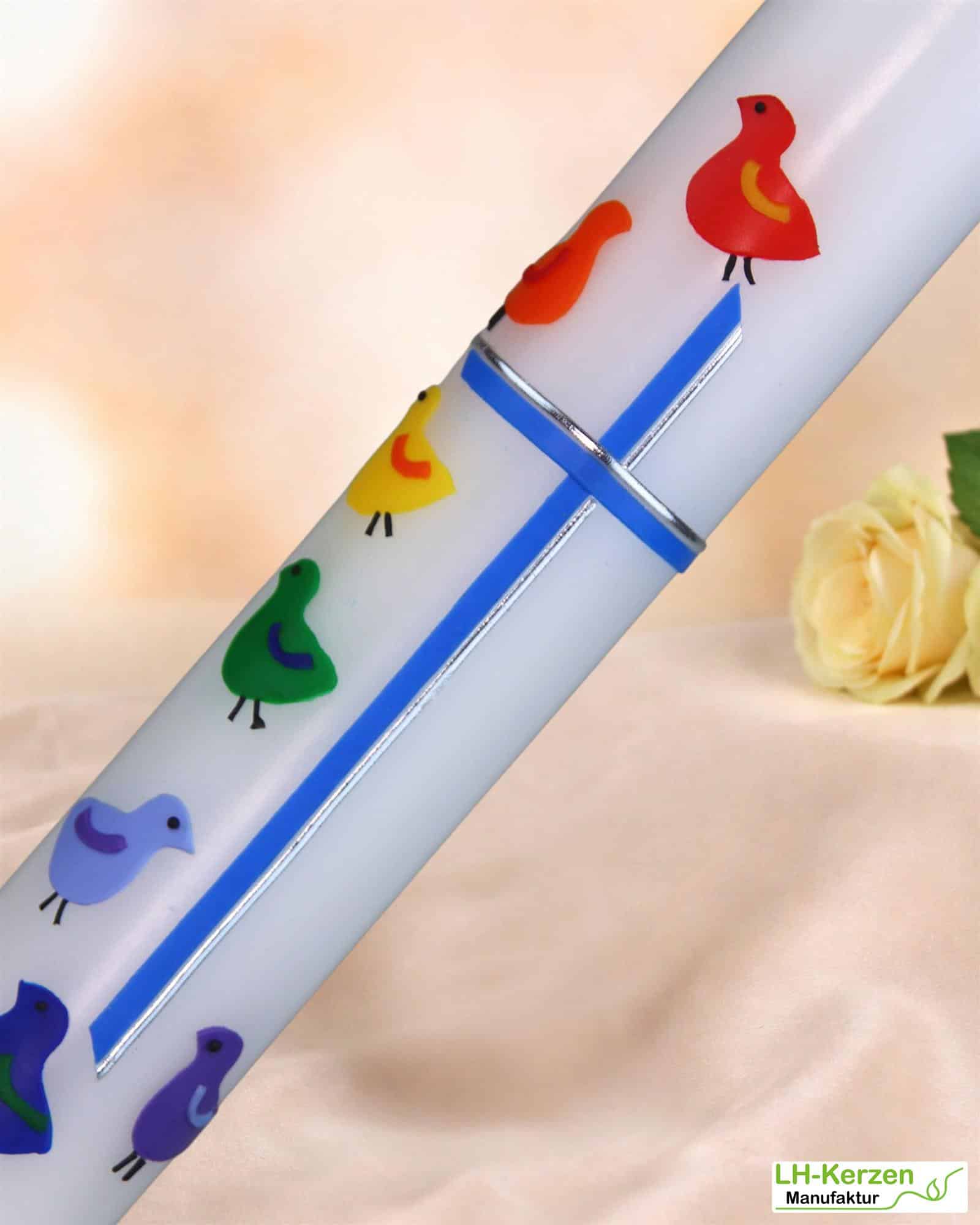 „Alle Vögel sind schon da“ – Schlanke Taufkerze mit bunten Vögelchen & Kreuz, handverziert