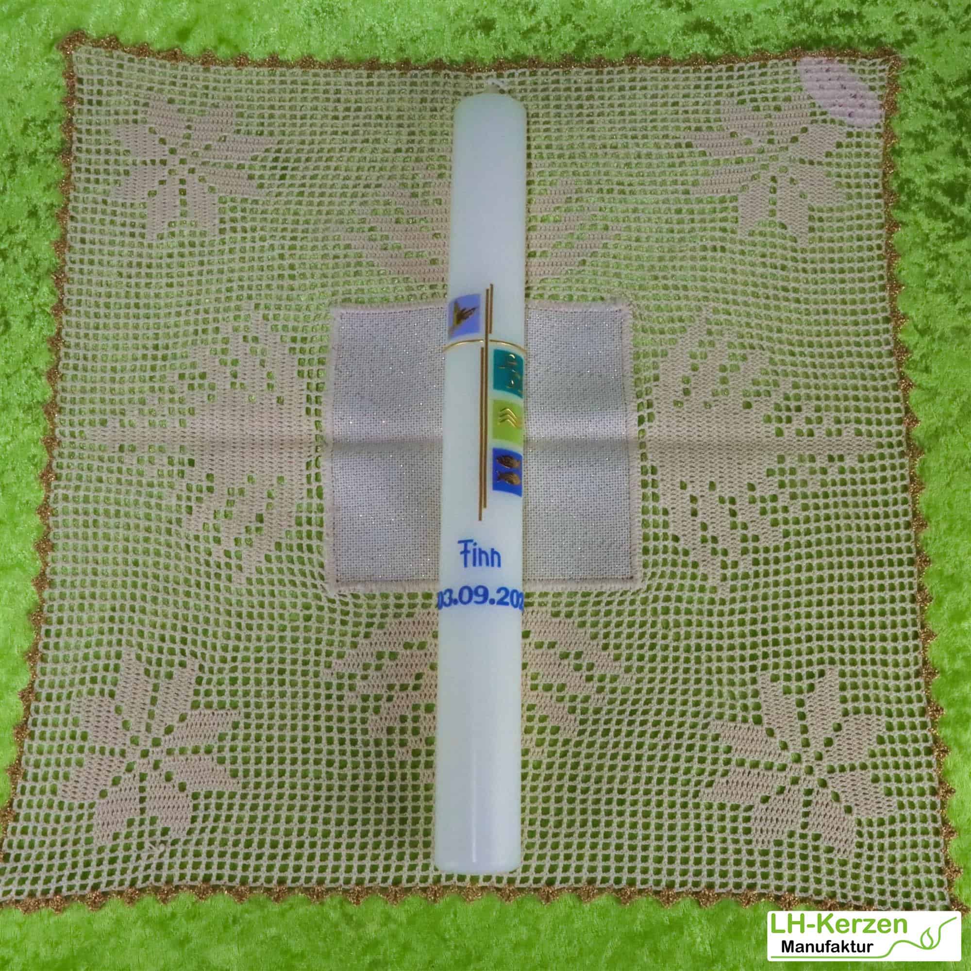 TK127_weisse Taufkerze mit Kreuz vier Kacheln und christlichen Symbolen in silber