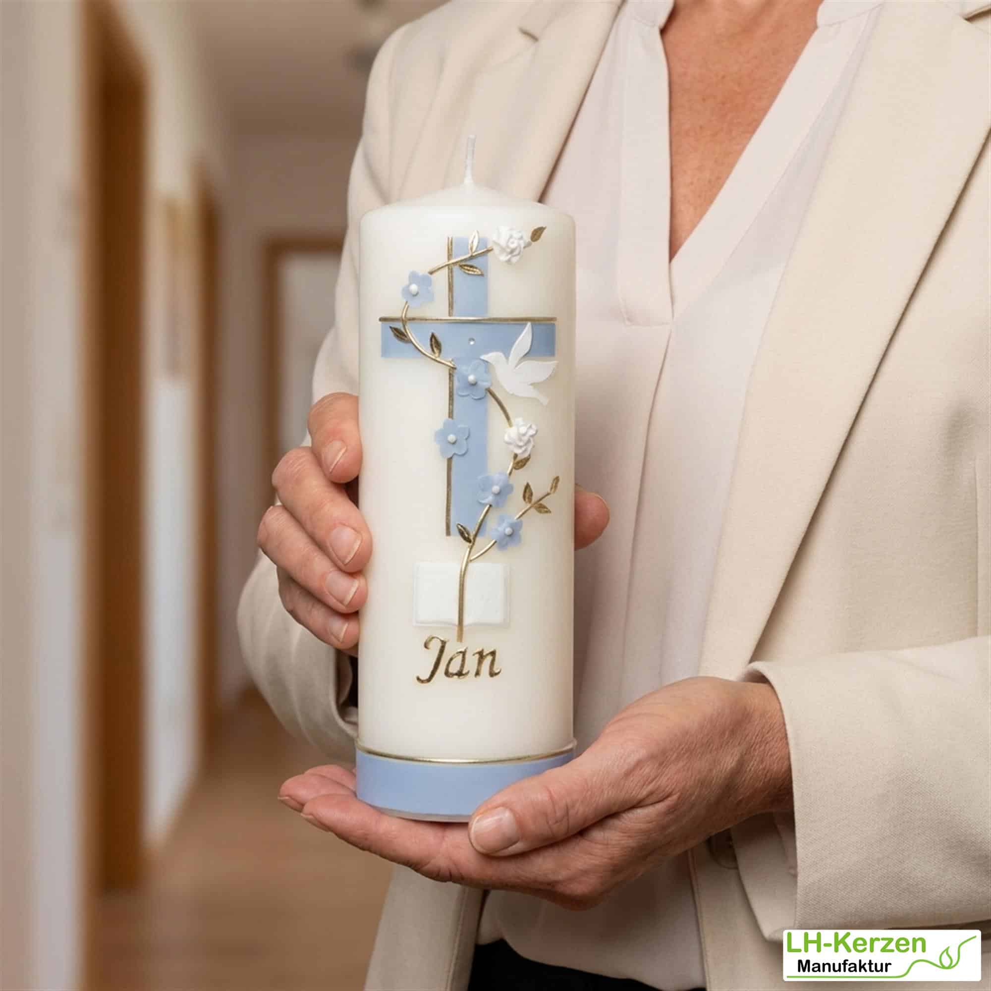 Taufkerze mit zweifarbigem Kreuz in elfenbein, Blumenranke, Taube und Bibel, personalisierbar