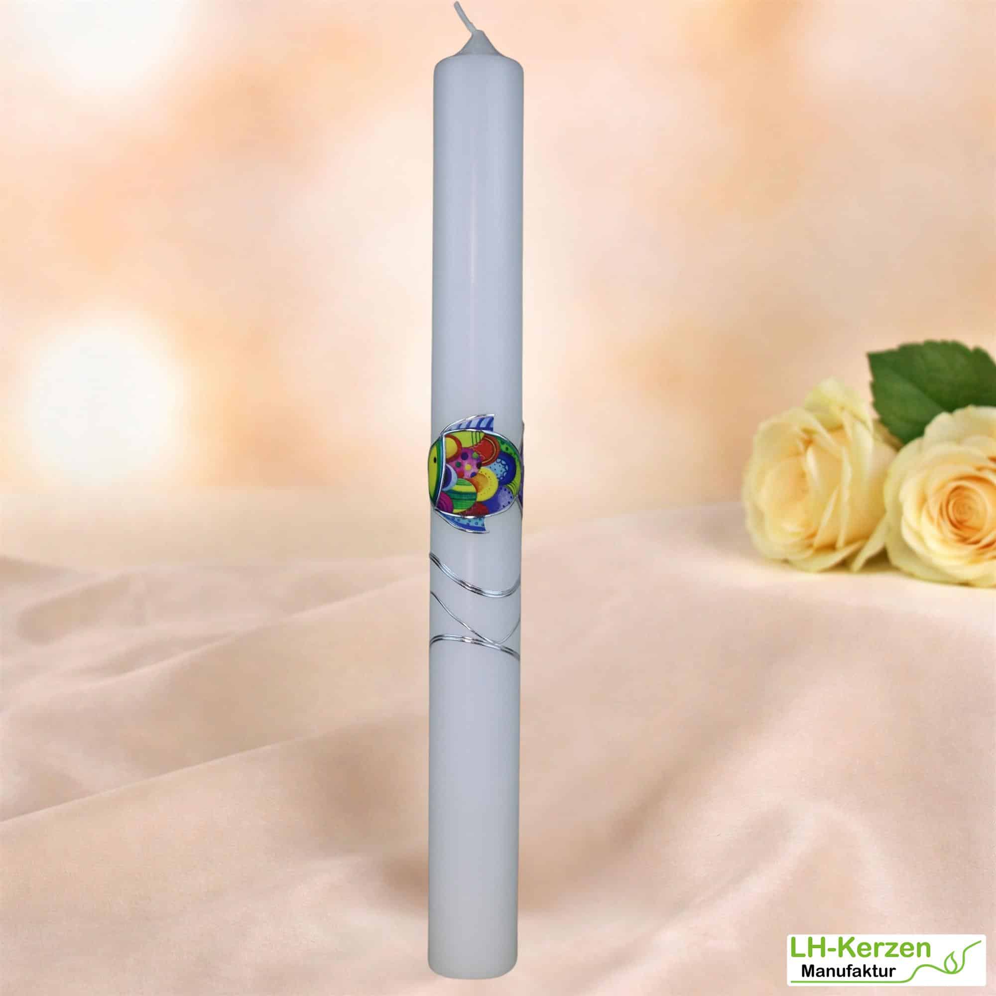 Taufkerze mit buntem Mosaikfisch und silbernen Wellen – schlank, modern & personalisierbar
