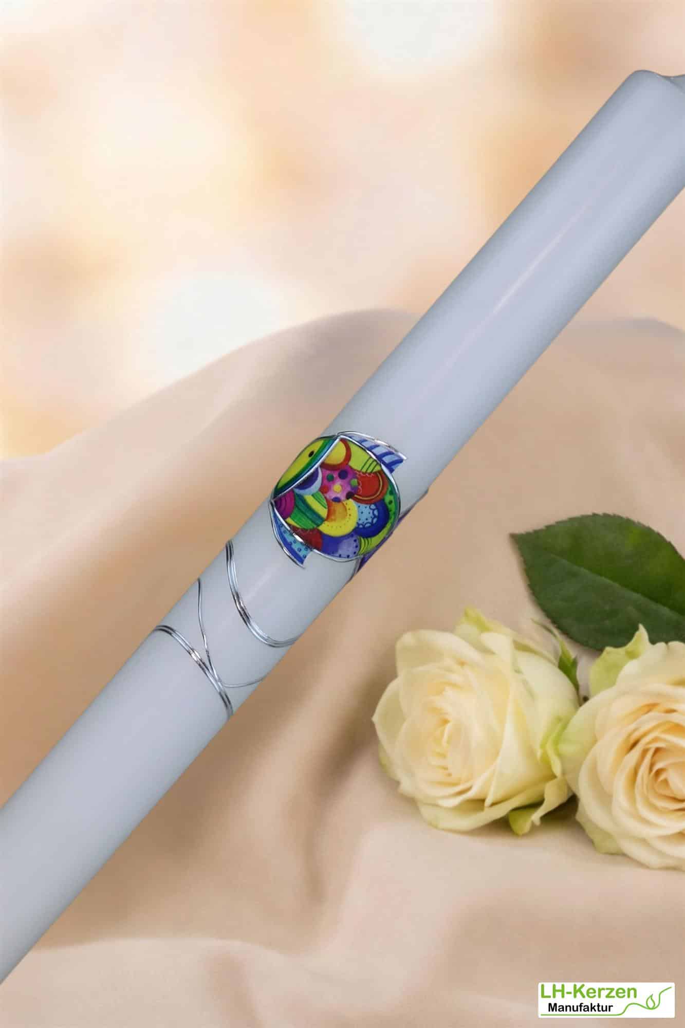 Taufkerze mit buntem Mosaikfisch und silbernen Wellen – schlank, modern & personalisierbar