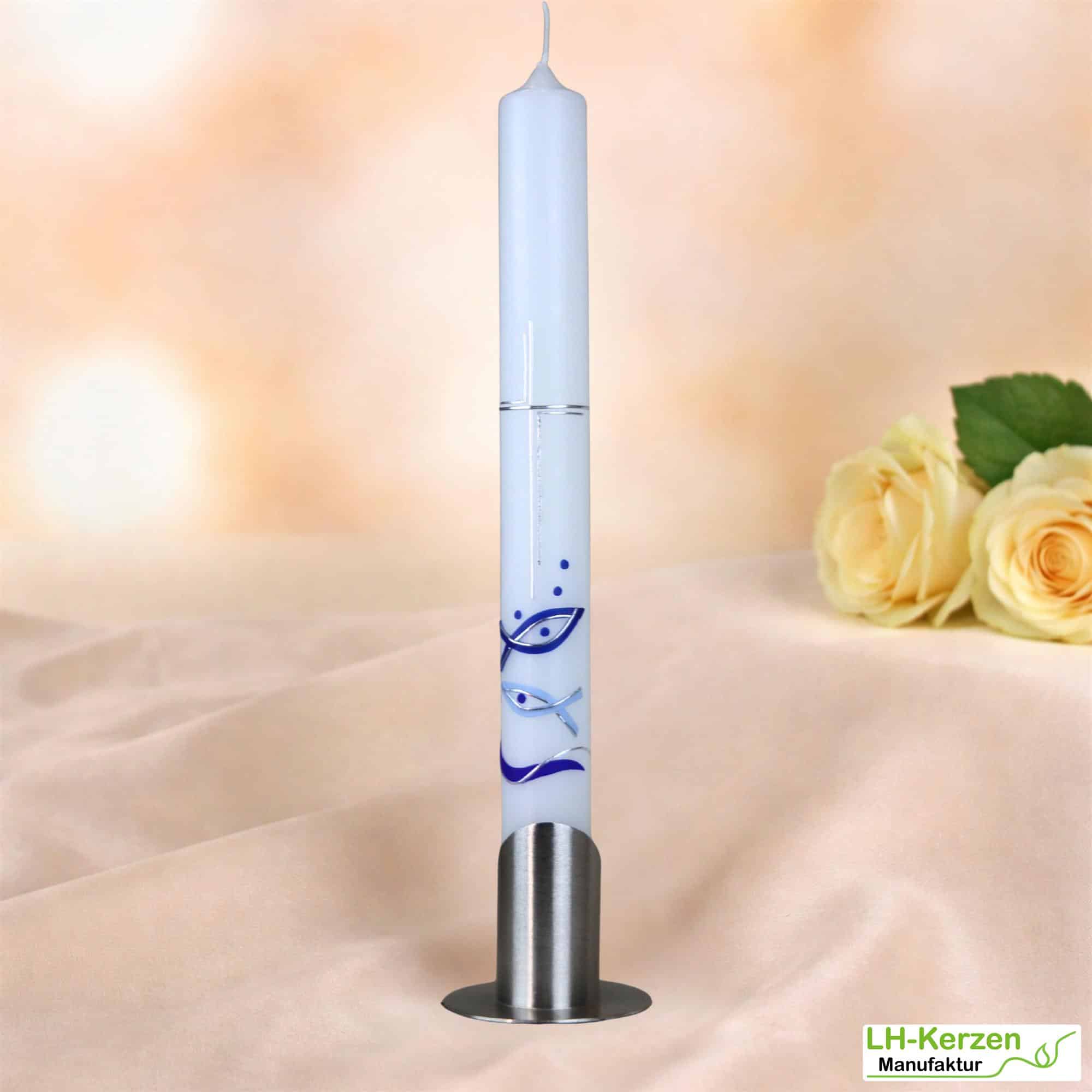 Schlanke Taufkerze mit Kreuz, blauen Fischen und Wellen – handverziert, 400×40 mm, personalisierbar