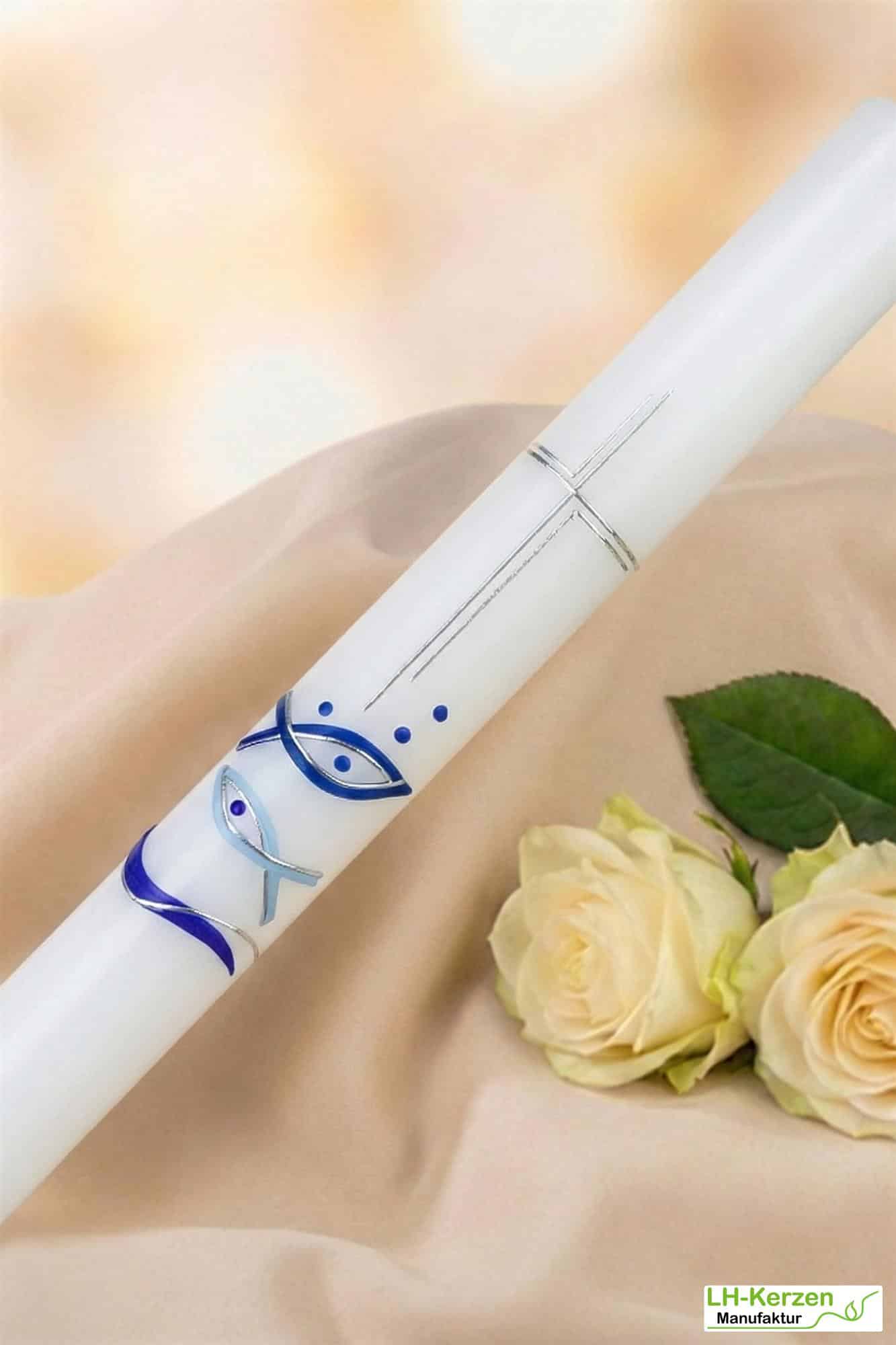 Schlanke Taufkerze mit Kreuz, blauen Fischen und Wellen – handverziert, 400×40 mm, personalisierbar