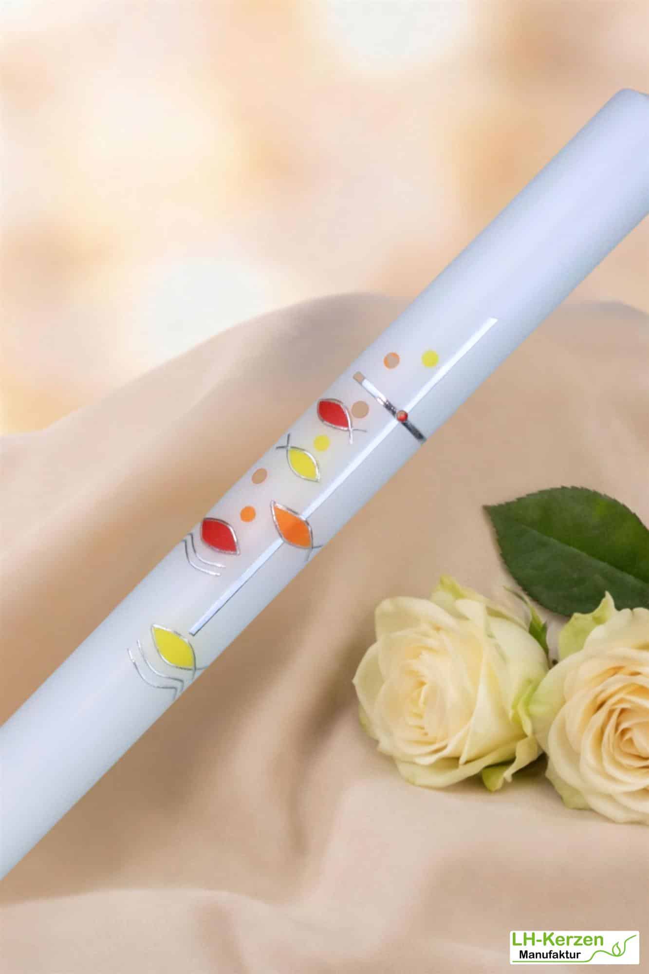 Schlanke Taufkerze mit buntem Fischschwarm & Kreuz – modern, farbenfroh, personalisierbar