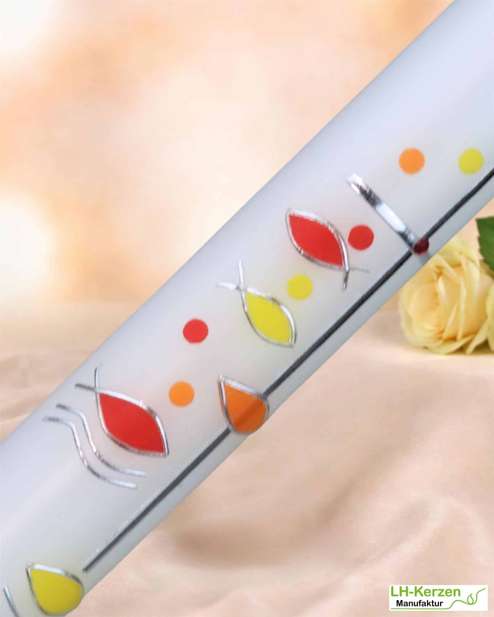 Schlanke Taufkerze mit buntem Fischschwarm & Kreuz – modern, farbenfroh, personalisierbar