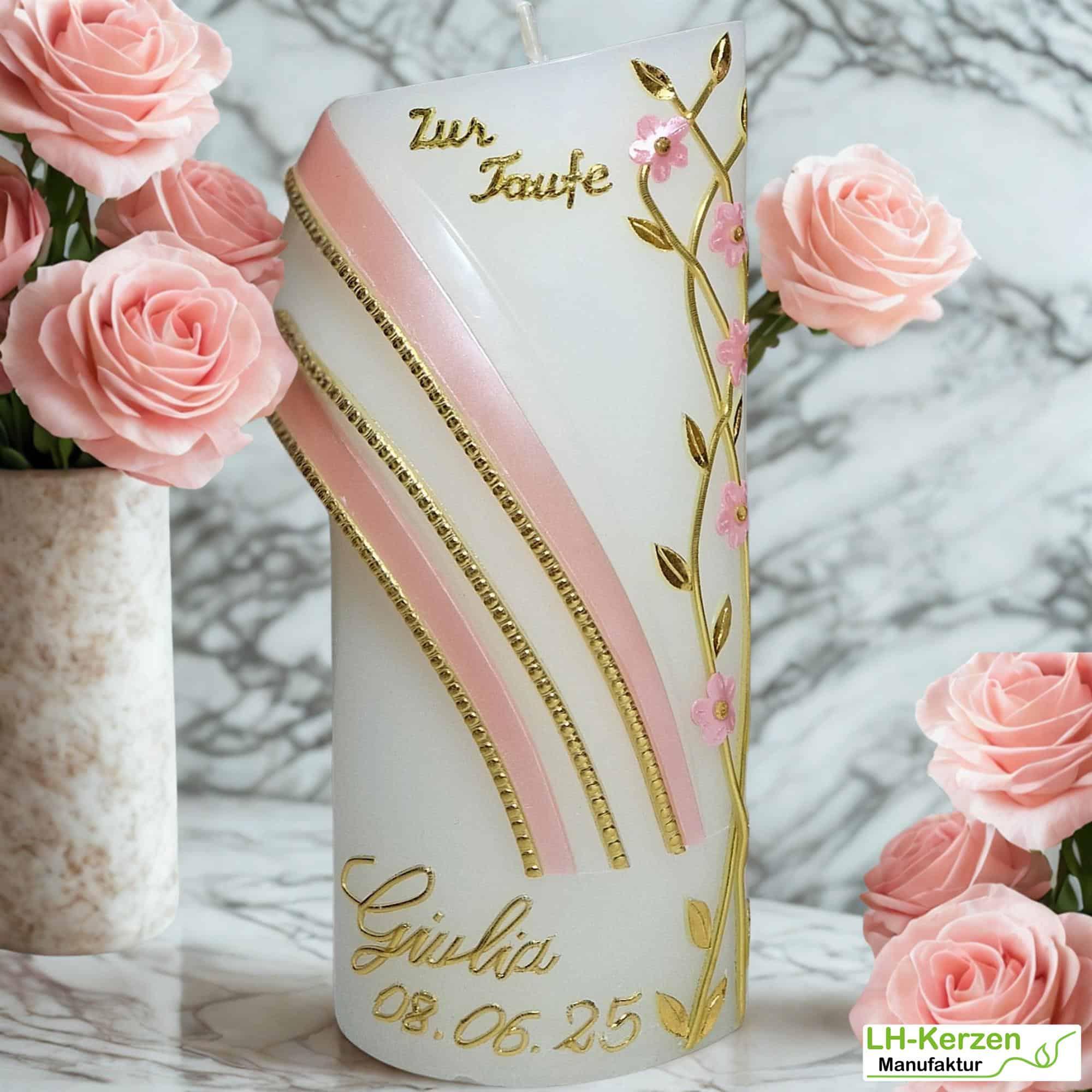 Form-Taufkerze mit floraler Ranke in Blau, Rosa, Gold oder Silber – kunstvoll verziert