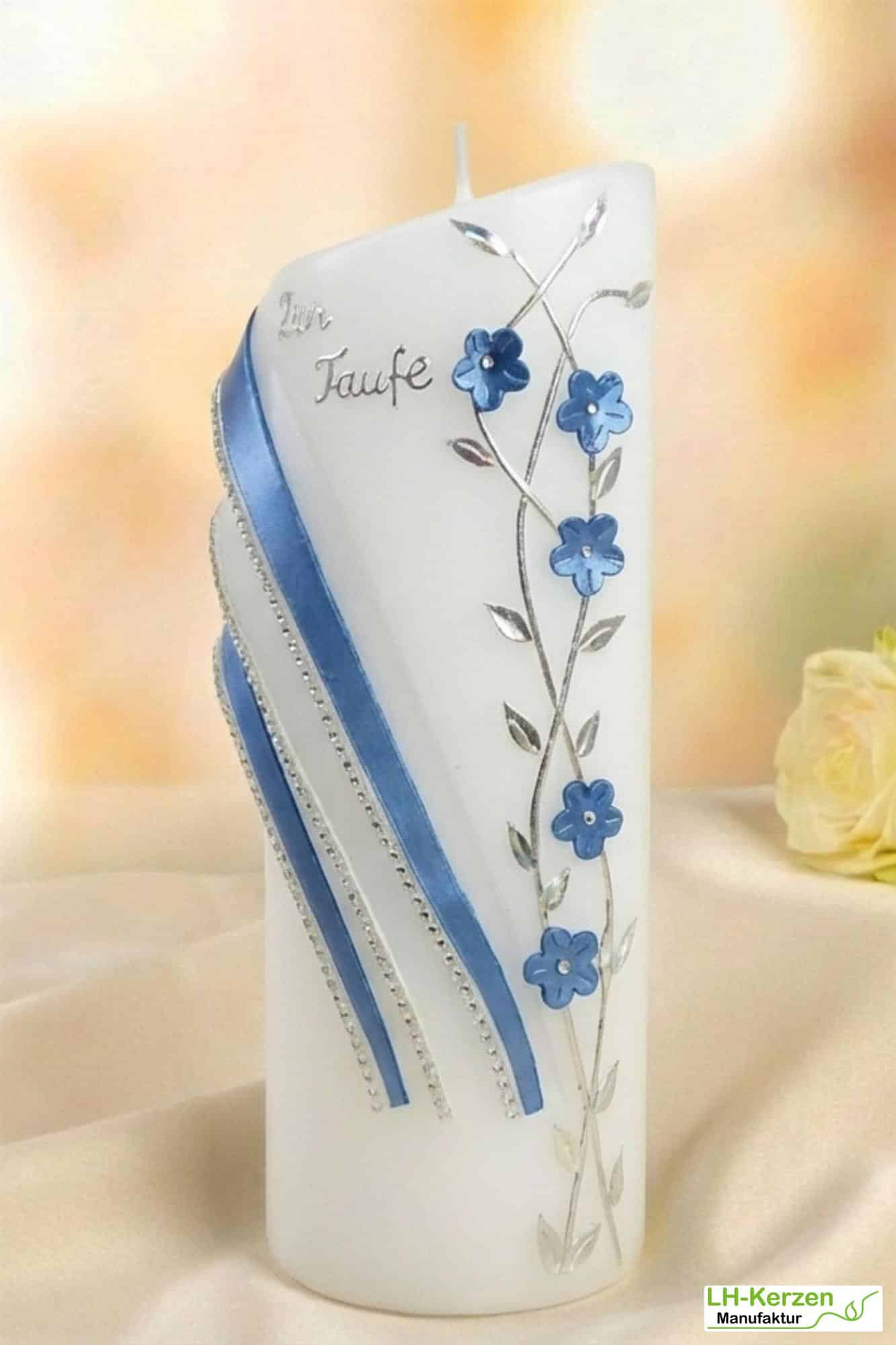 Form-Taufkerze mit floraler Ranke in Blau, Rosa, Gold oder Silber – kunstvoll verziert