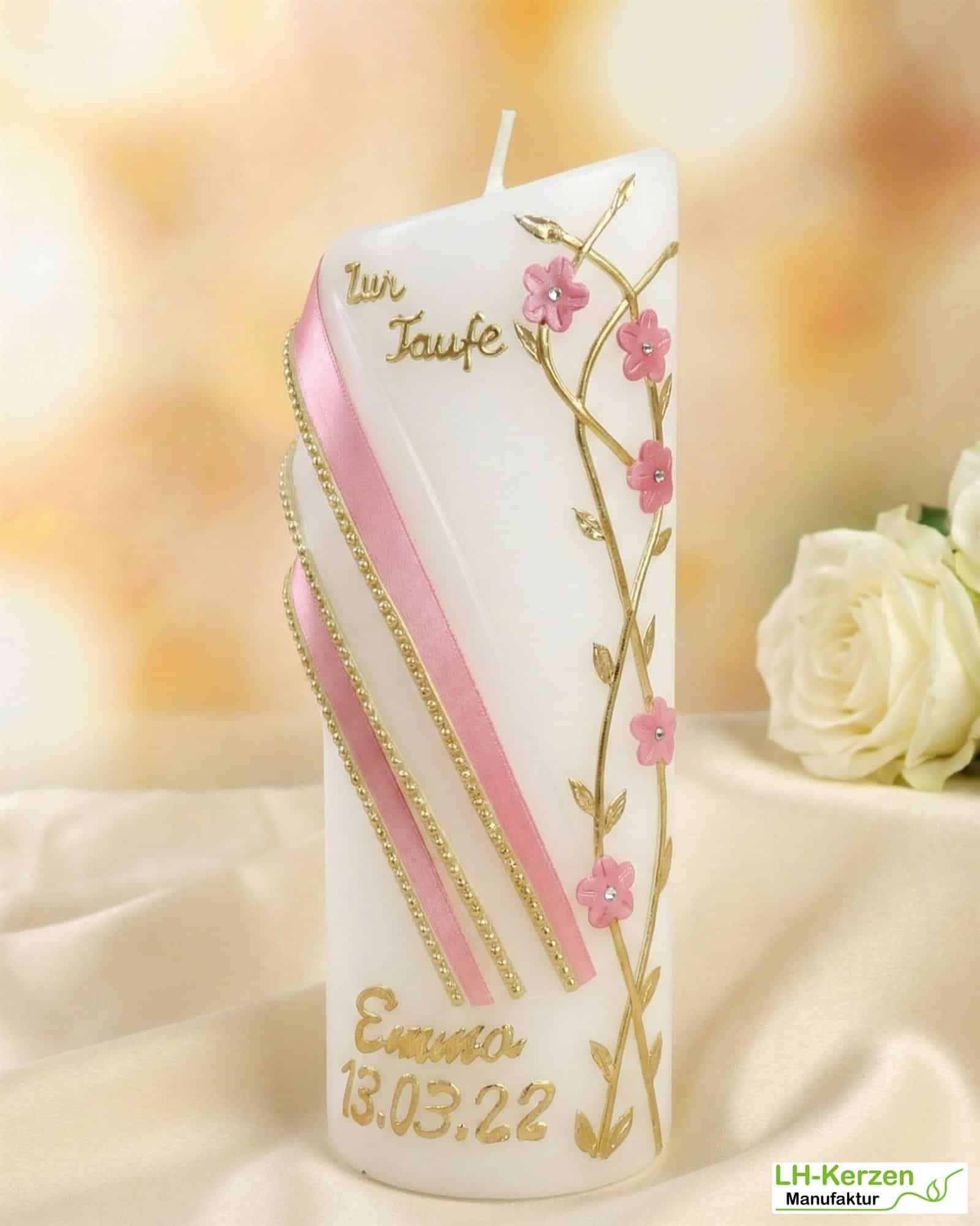 Form-Taufkerze mit floraler Ranke in Blau, Rosa, Gold oder Silber – kunstvoll verziert