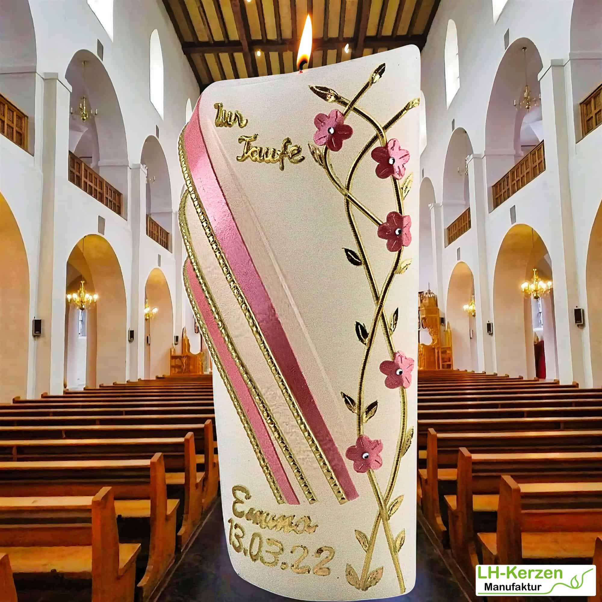 Form-Taufkerze mit floraler Ranke in Blau, Rosa, Gold oder Silber – kunstvoll verziert