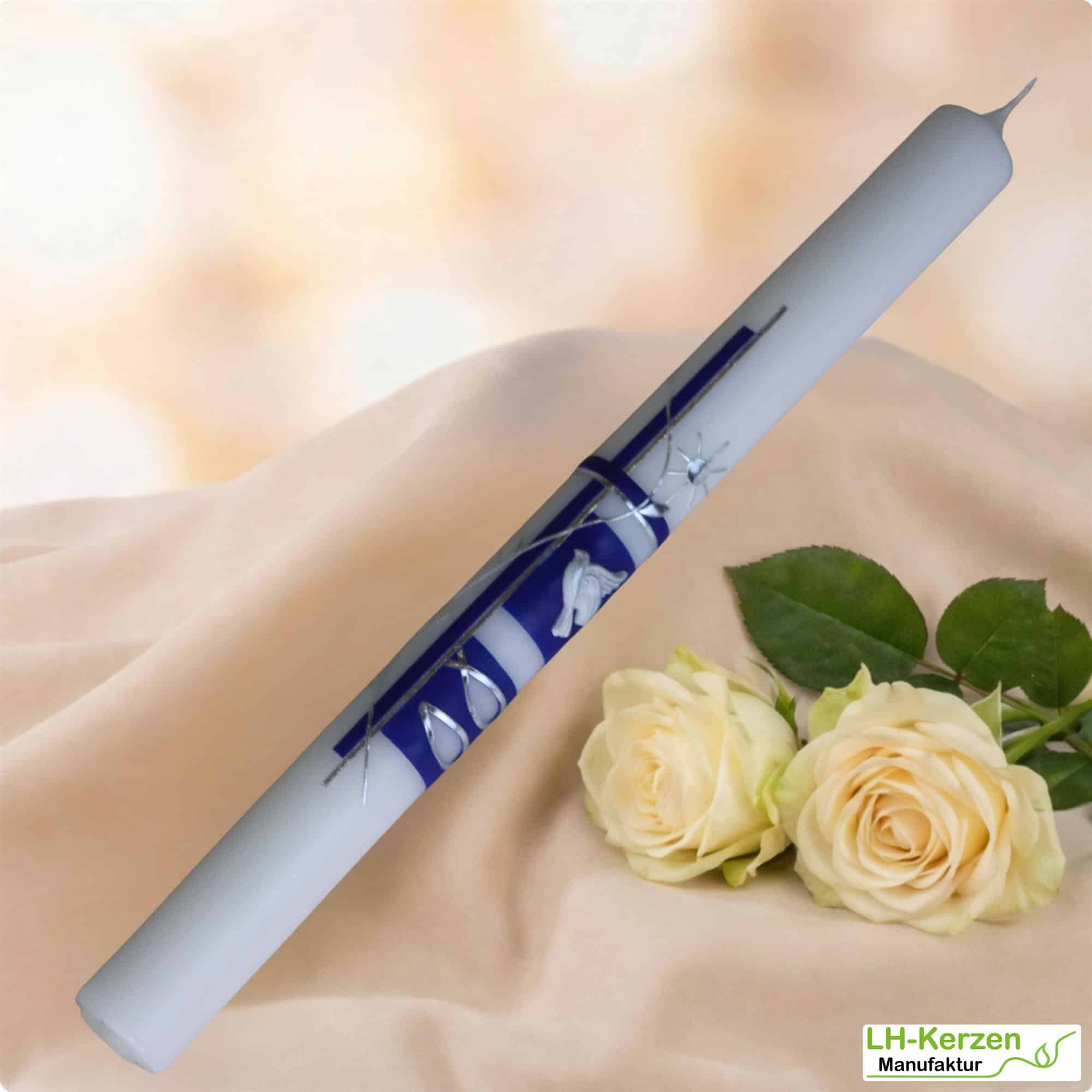 Taufkerze mit blau-silbernem Kreuz, Blumenranke, Taube, Fischen & Sonne – personalisierbar