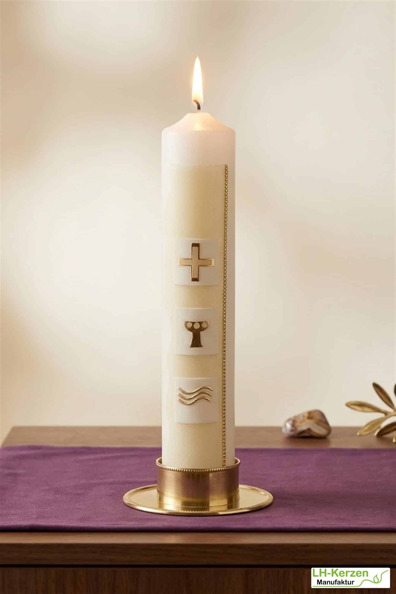 Kommunionkerze grün/gold mit Kreuz, Kelch und Wasser auf weißen Kacheln, handverziert