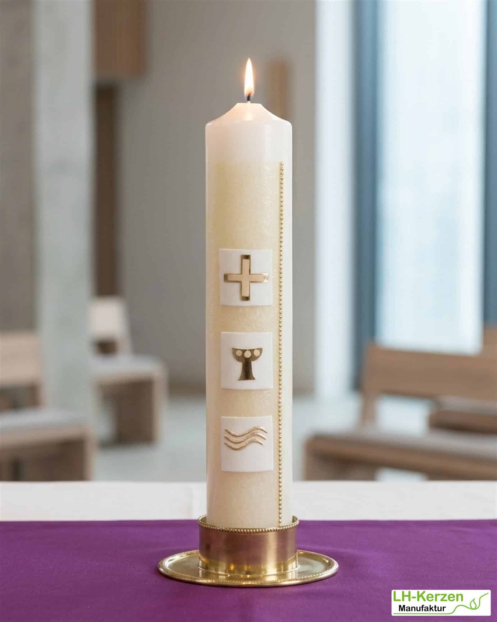 Kommunionkerze grün/gold mit Kreuz, Kelch und Wasser auf weißen Kacheln, handverziert