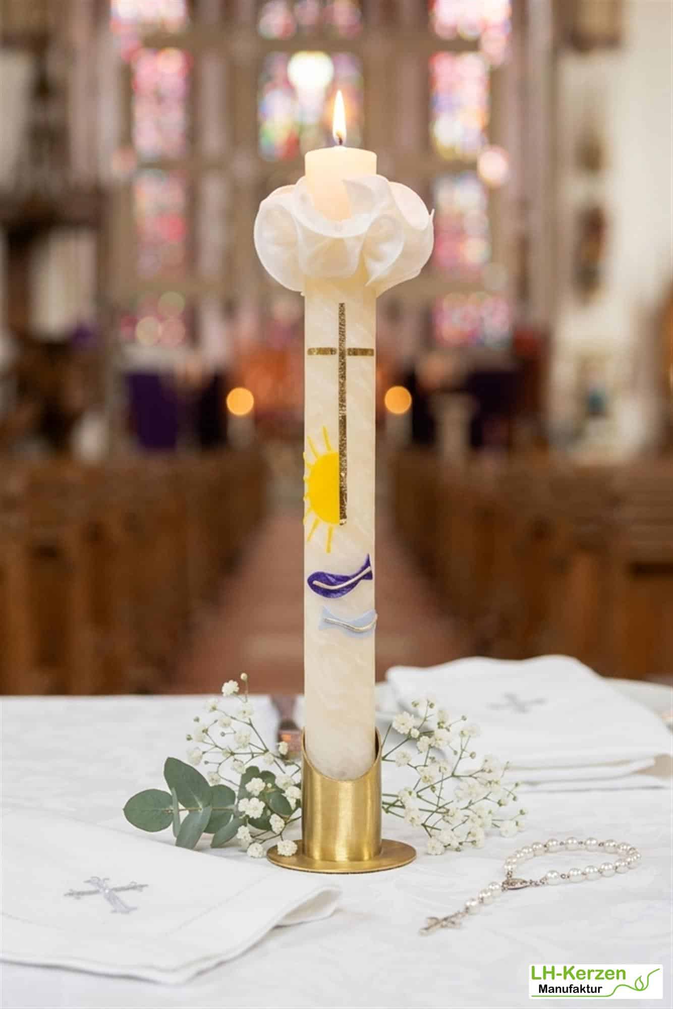 Kommunionkerze Fisch blau, Sonne, Kreuz aus Bienenwachs, handverziert und -geknetet