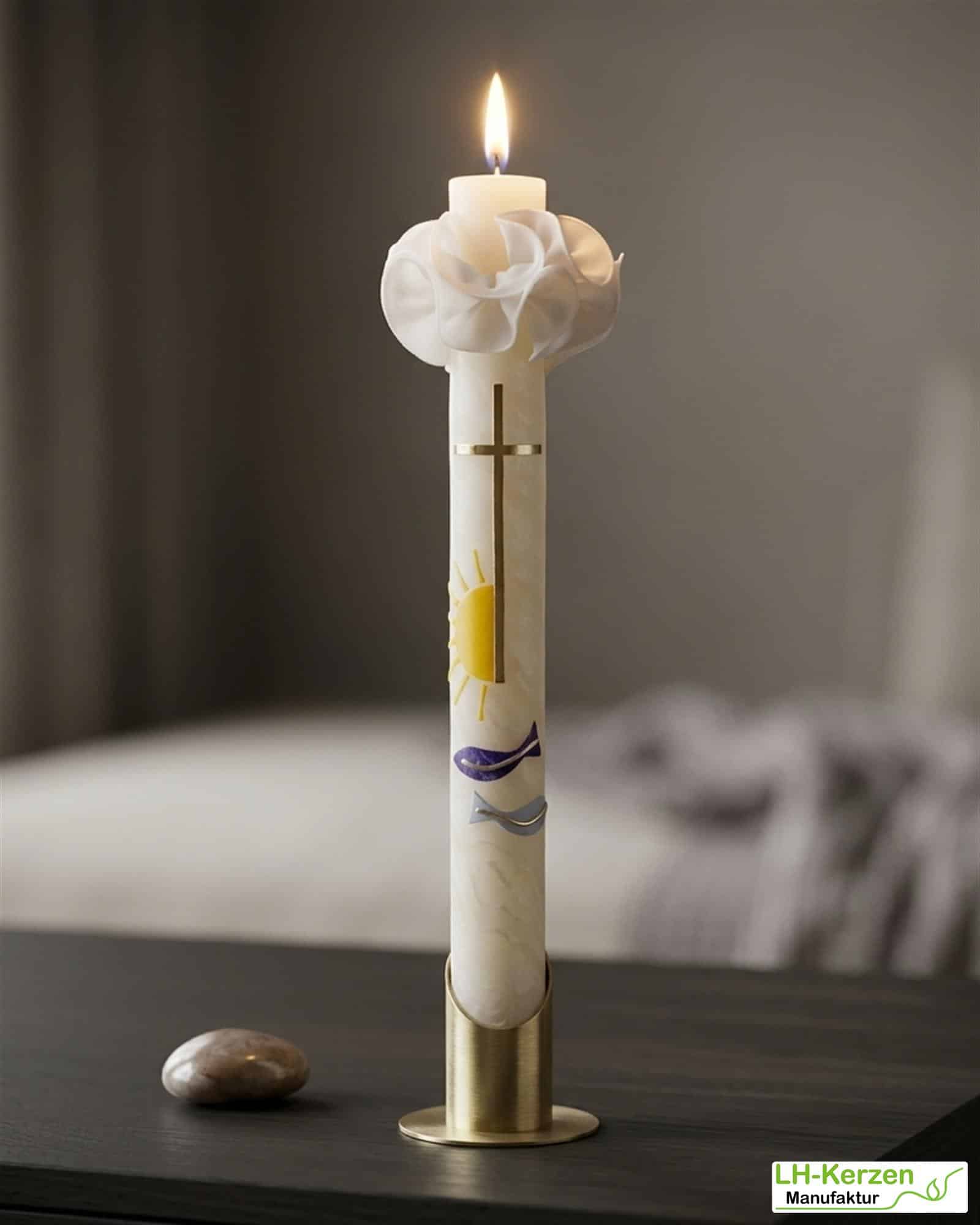 Kommunionkerze Fisch blau, Sonne, Kreuz aus Bienenwachs, handverziert und -geknetet