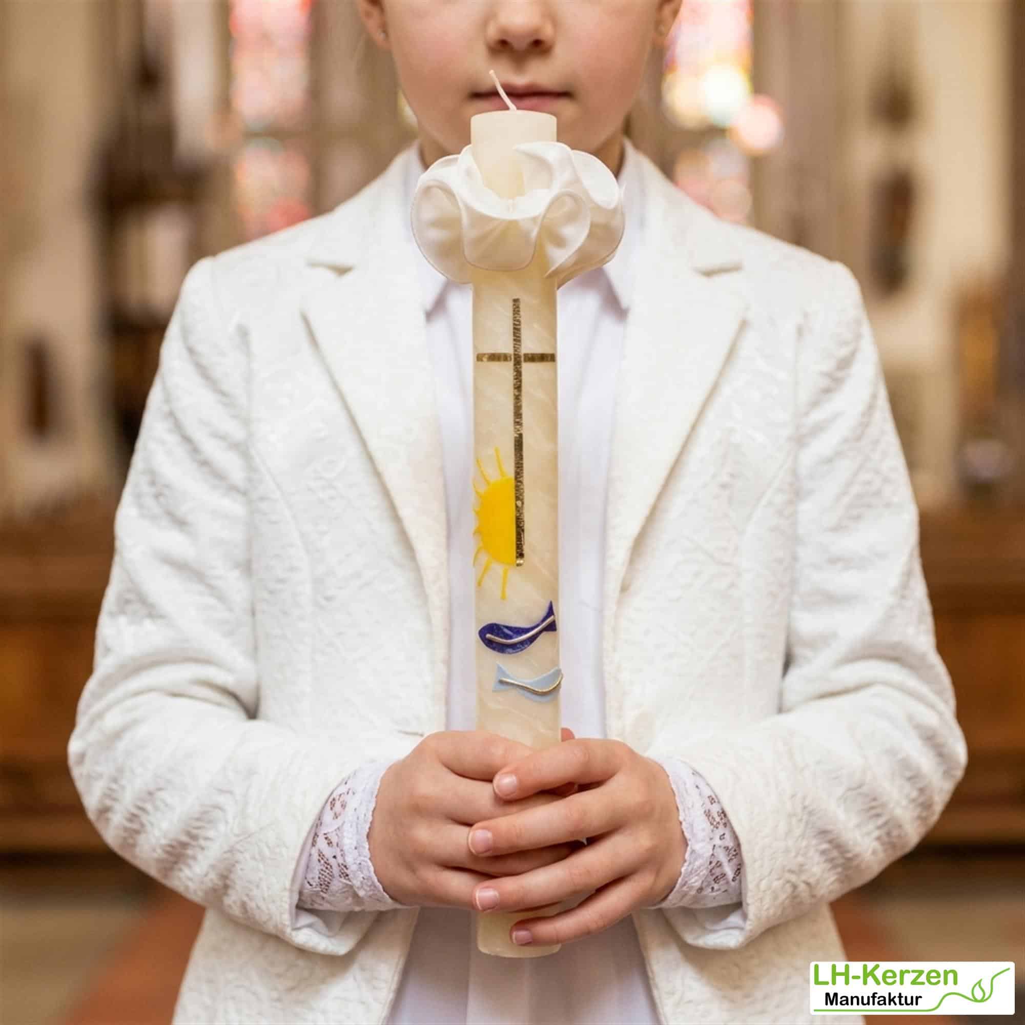 Kommunionkerze Fisch blau, Sonne, Kreuz aus Bienenwachs, handverziert und -geknetet