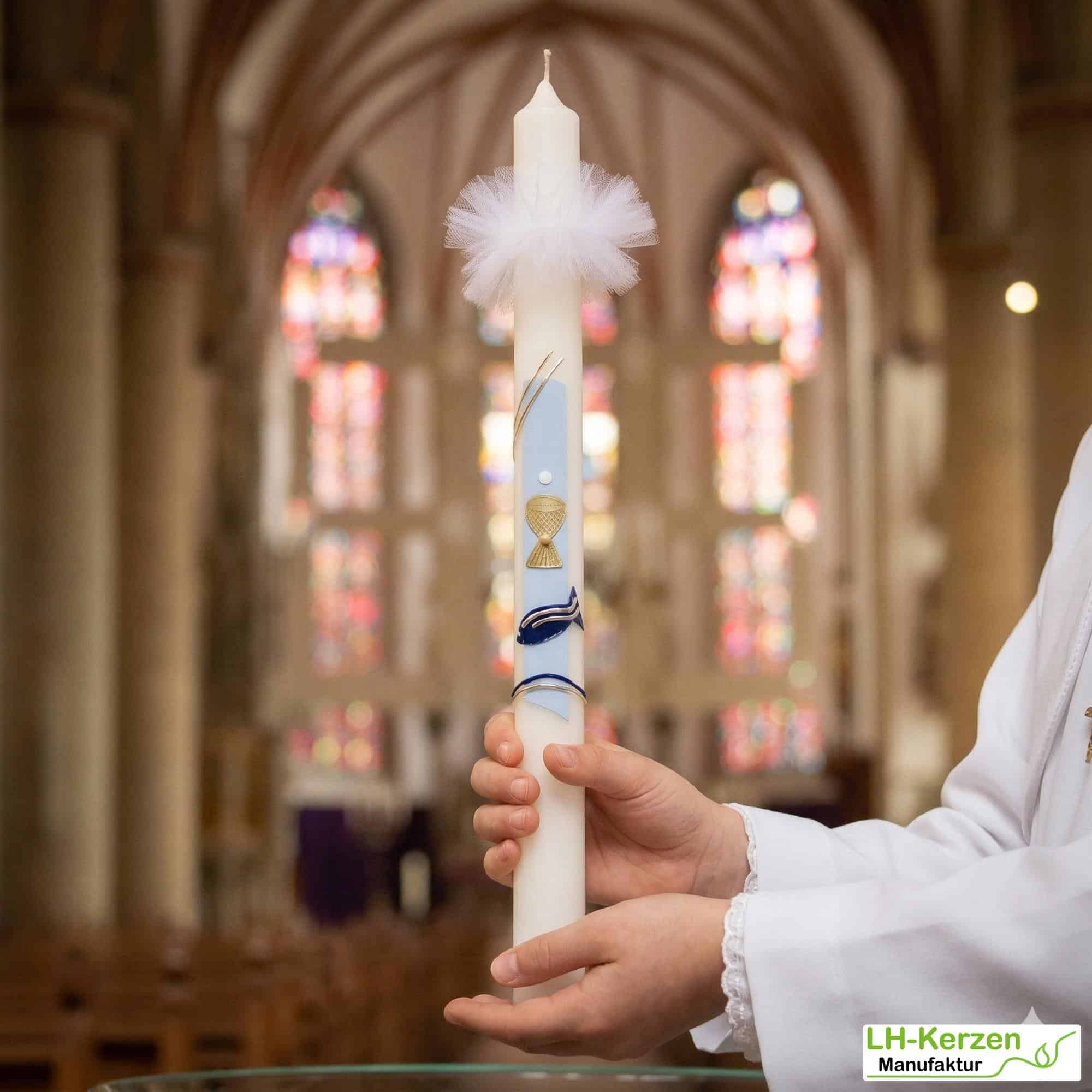 Kommunionkerze Fisch blau mit goldenem Kelch, handverziert mit echten Wachsornamenten
