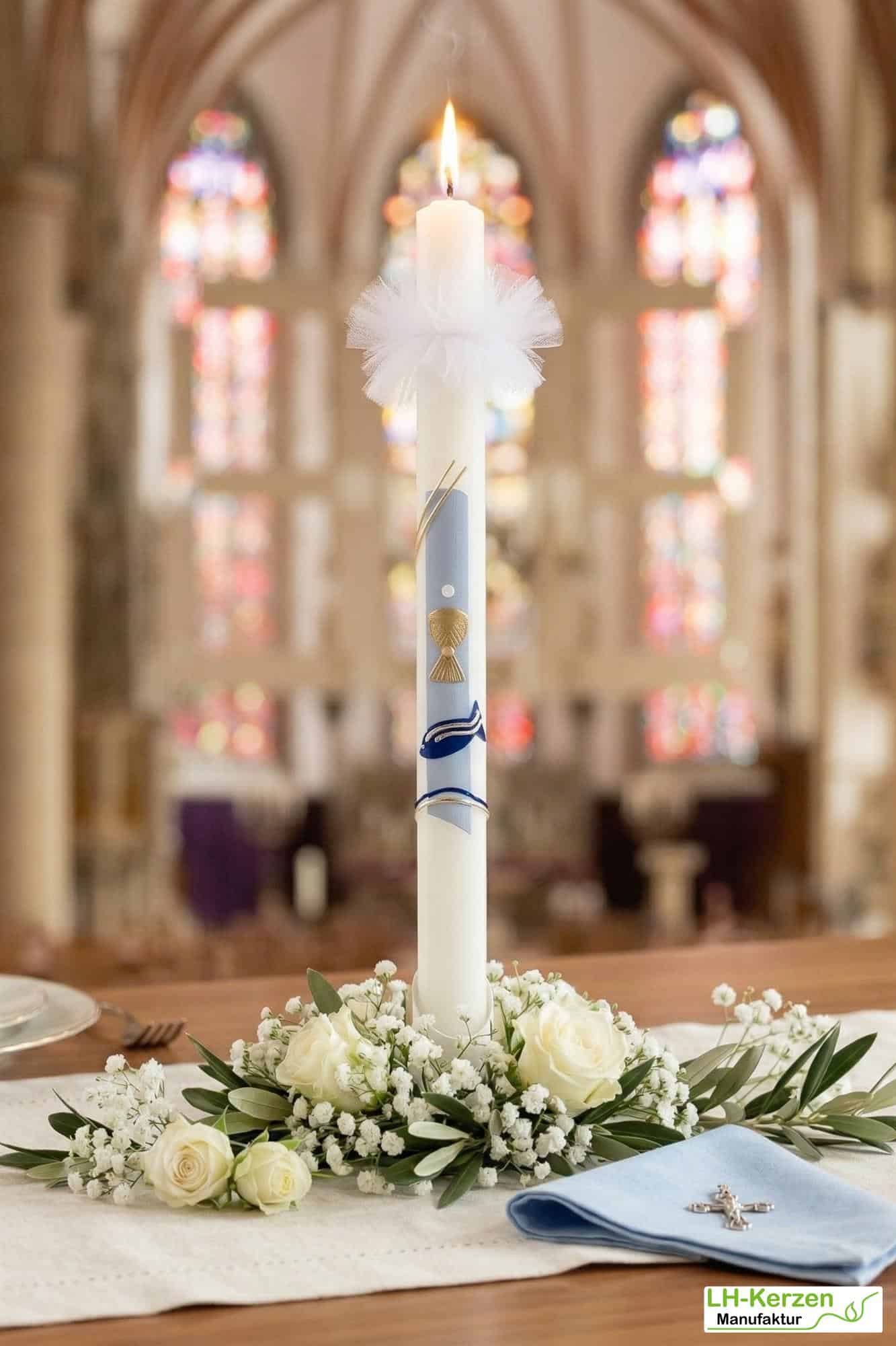 Kommunionkerze Fisch blau mit goldenem Kelch, handverziert mit echten Wachsornamenten