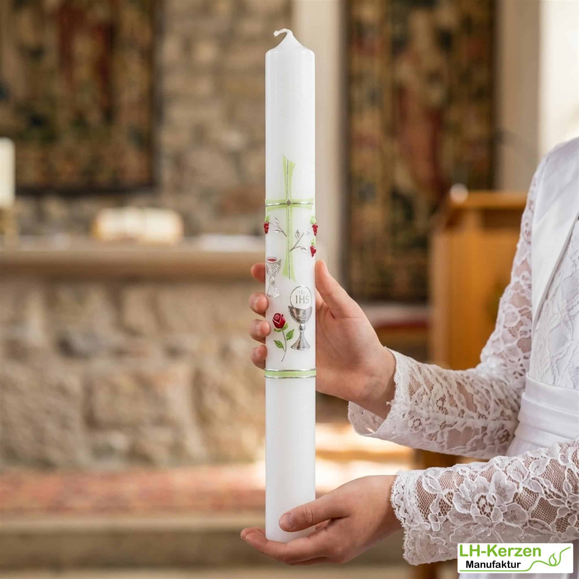 Kommunionkerze grün mit Kreuz, Kelch, und Weinrebe, handverziert, Kommunionkerze mit Namen und Datum