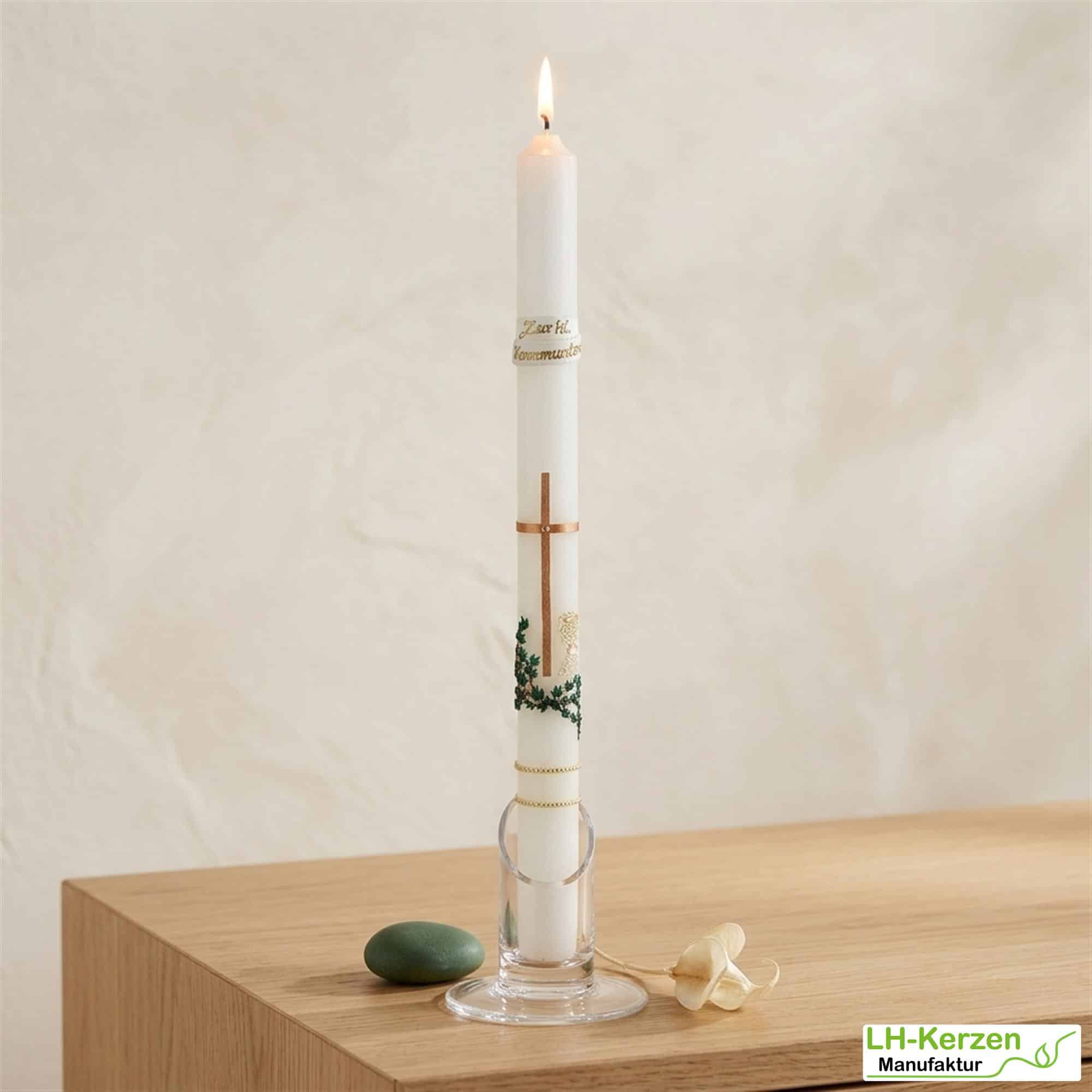 weiße Kommunionkerze mit goldenem Kreuz, weißem Kelch und Efeuranke
