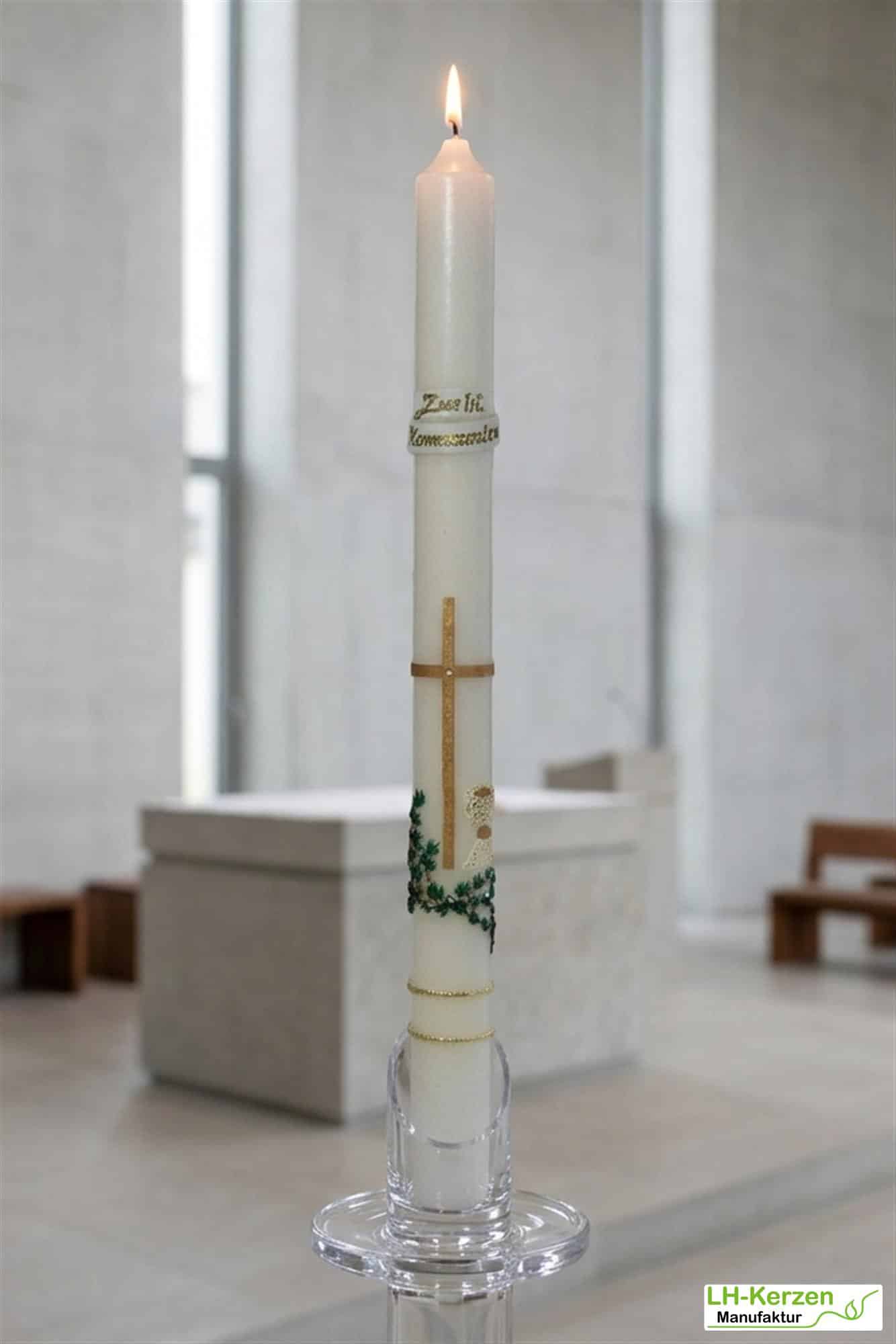weiße Kommunionkerze mit goldenem Kreuz, weißem Kelch und Efeuranke