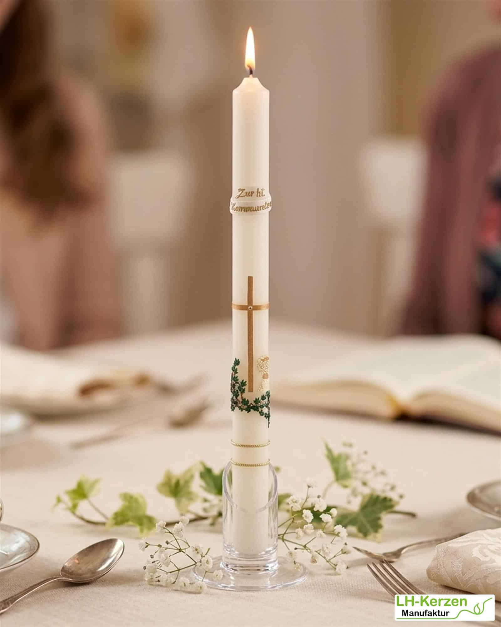 weiße Kommunionkerze mit goldenem Kreuz, weißem Kelch und Efeuranke