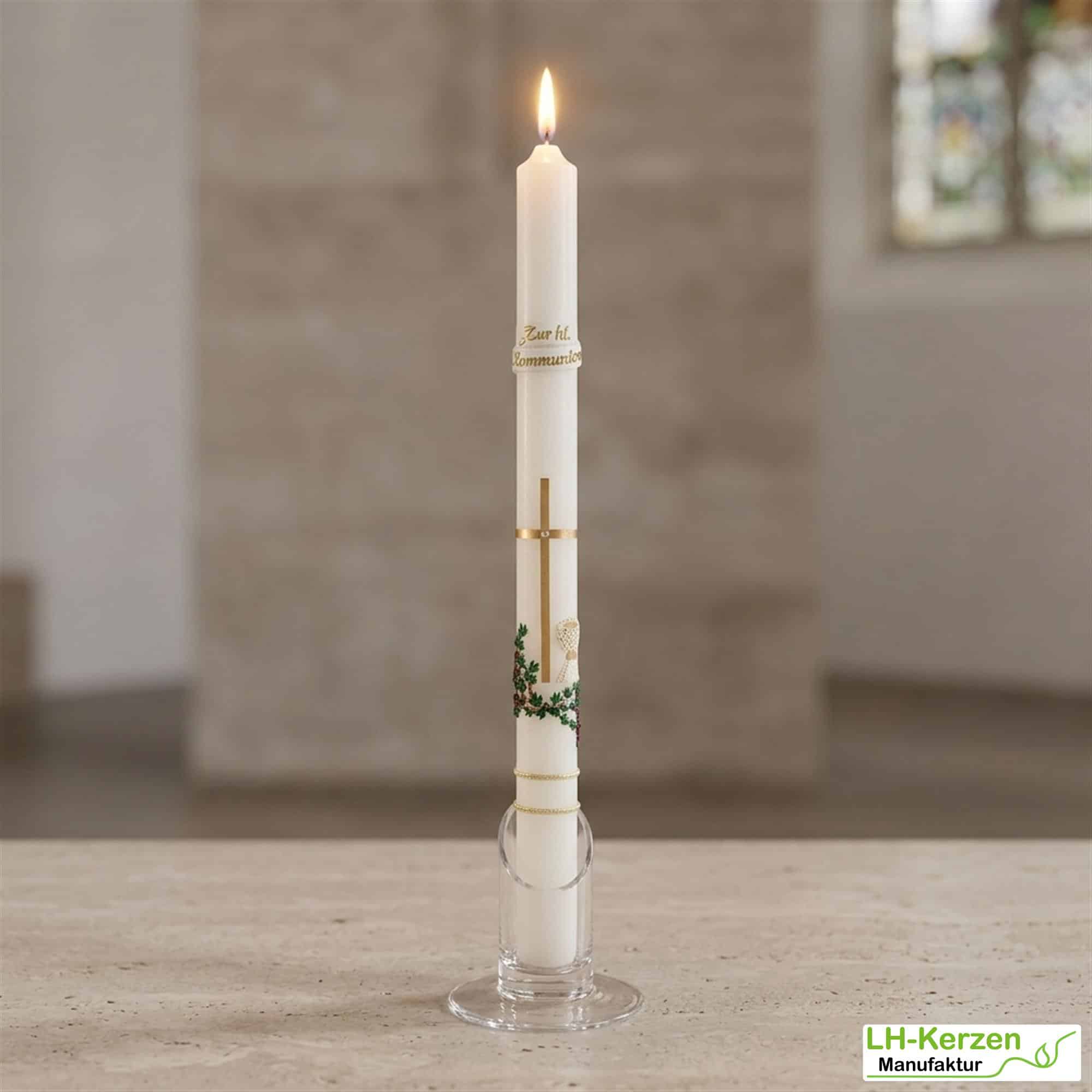 weiße Kommunionkerze mit goldenem Kreuz, weißem Kelch und Efeuranke