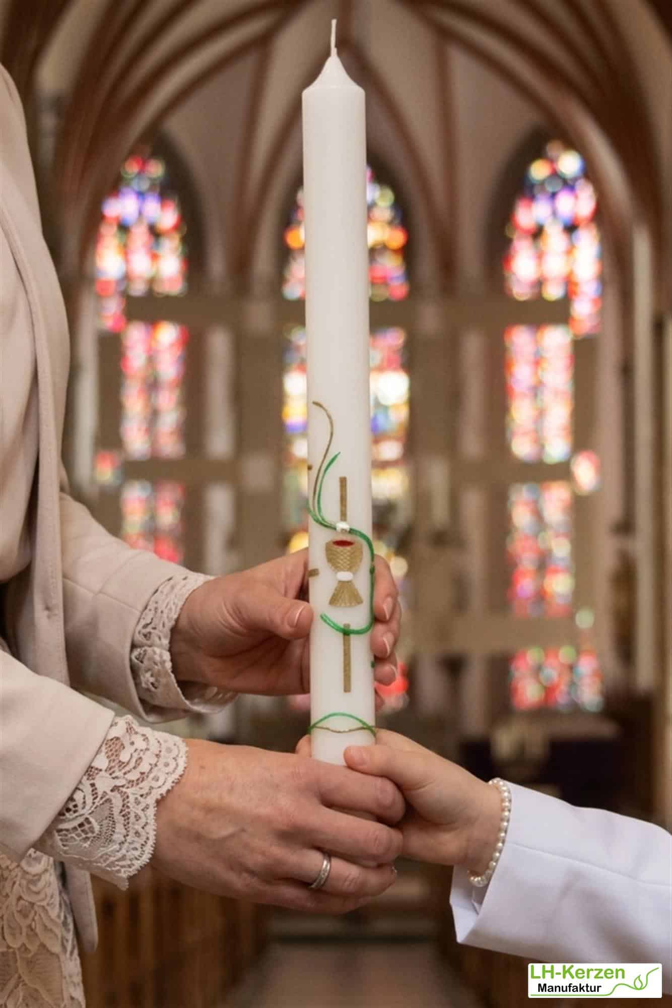Kommunionkerze mit matt goldenem Kelch, Kreuz und grün goldenem Band