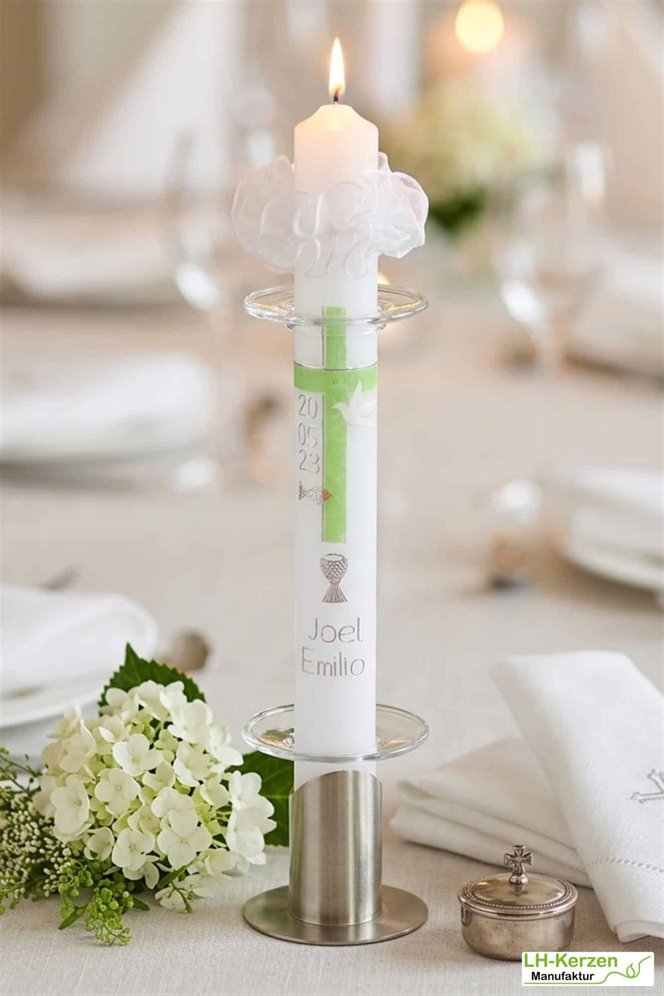 Kommunionkerze mit grün silbernem Kreuz, weißer Taube, Fisch und Kelch, personalisierbar