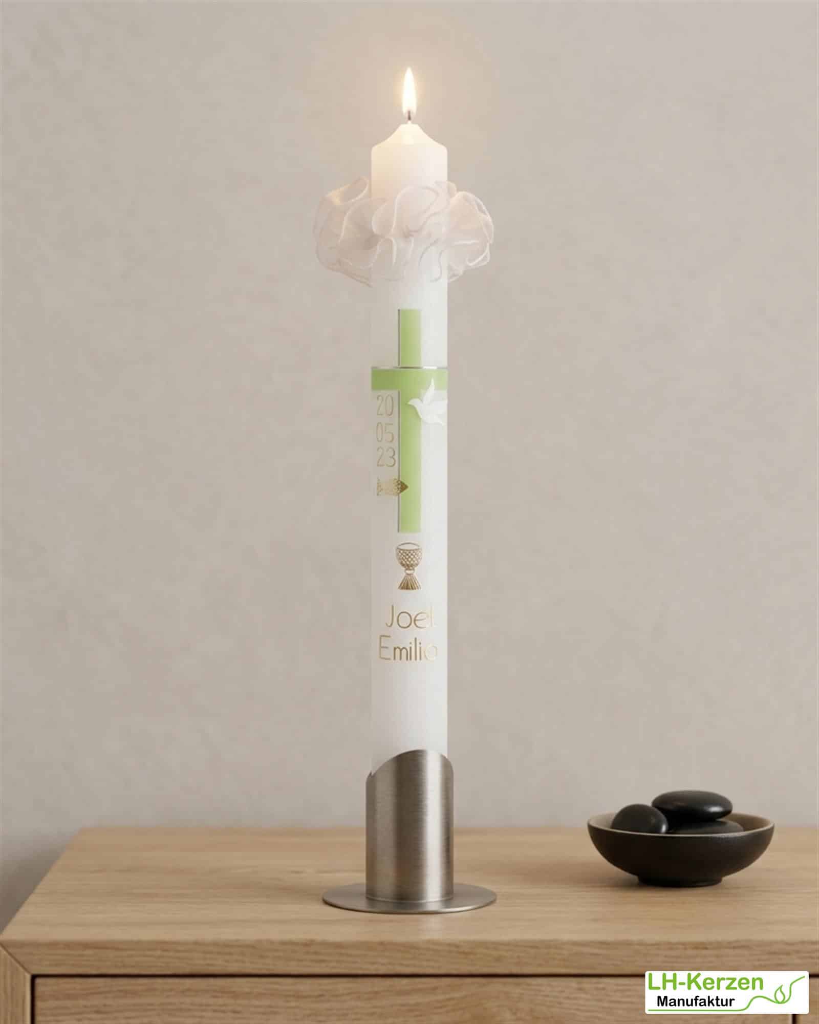 Kommunionkerze mit grün silbernem Kreuz, weißer Taube, Fisch und Kelch, personalisierbar