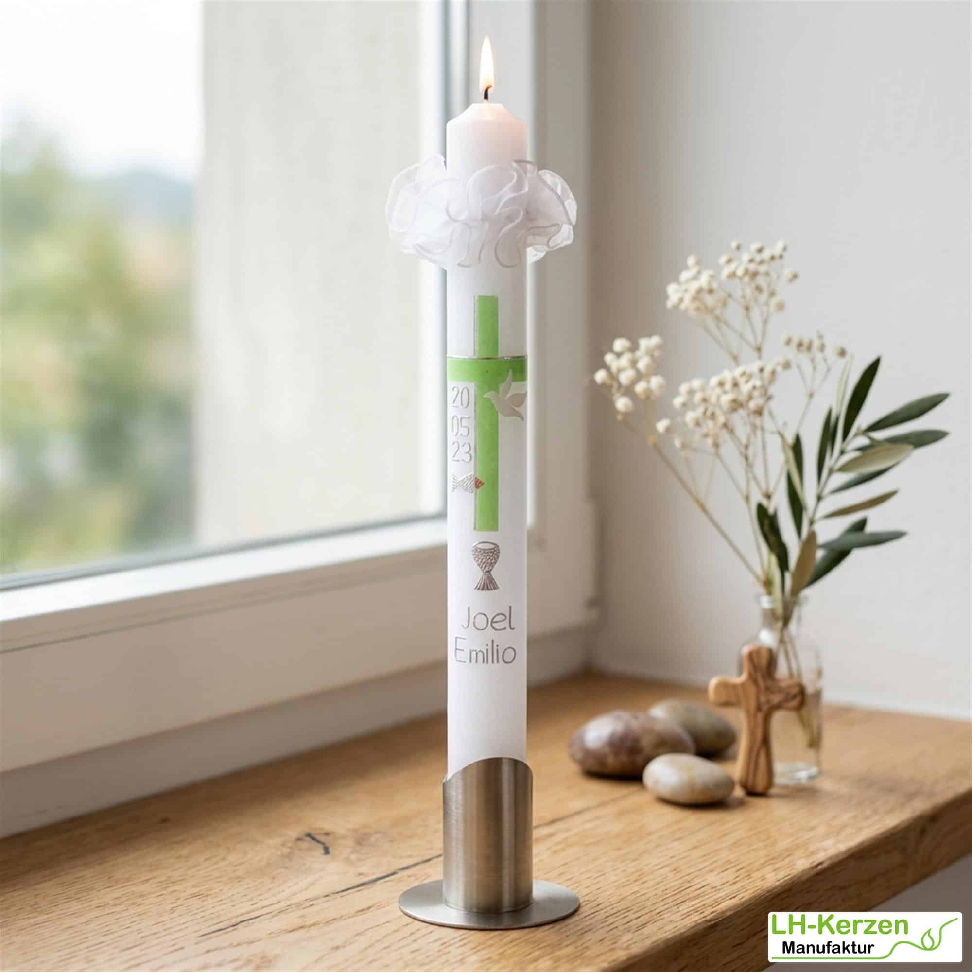 Kommunionkerze mit grün silbernem Kreuz, weißer Taube, Fisch und Kelch, personalisierbar