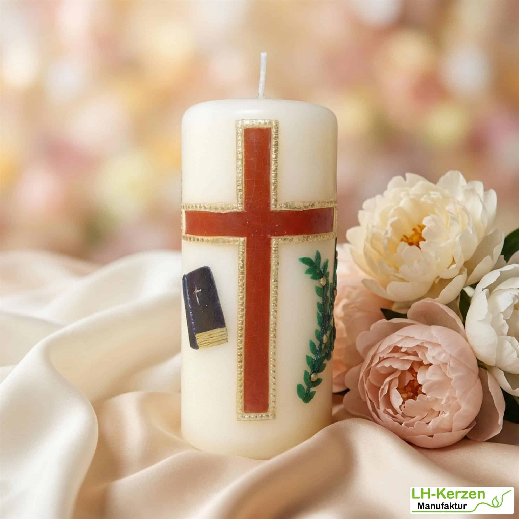 Konfirmationskerze in elfenbein mit braunem Kreuz und Bibel, optional mit Konfirmationsspruch